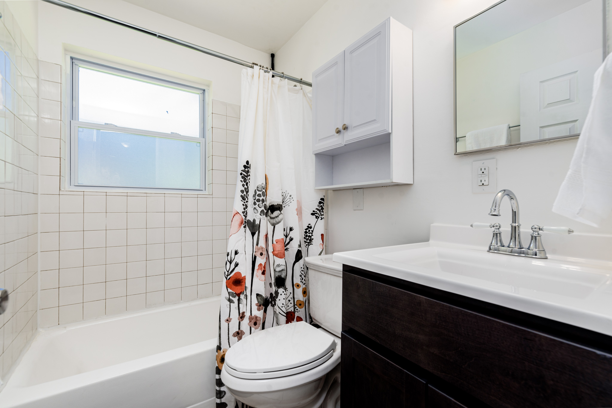 4 Bedrooms Bedrooms, ,1 BathroomBathrooms,Woodford Rentals,For Rent,1326