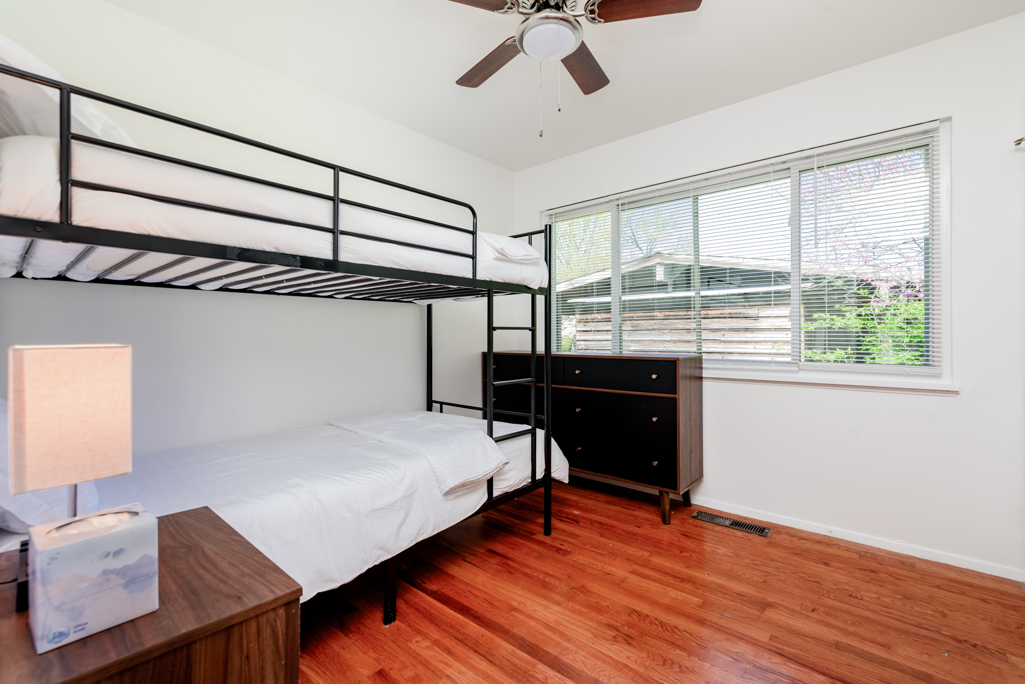 4 Bedrooms Bedrooms, ,1 BathroomBathrooms,Woodford Rentals,For Rent,1326