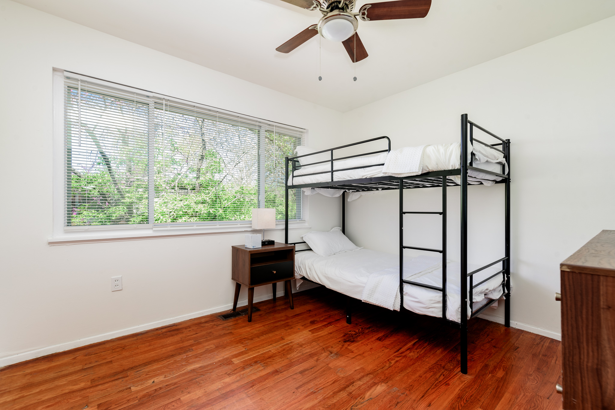 4 Bedrooms Bedrooms, ,1 BathroomBathrooms,Woodford Rentals,For Rent,1326