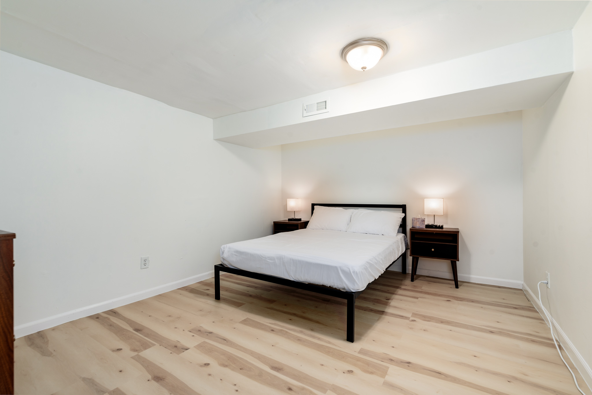 4 Bedrooms Bedrooms, ,1 BathroomBathrooms,Woodford Rentals,For Rent,1326