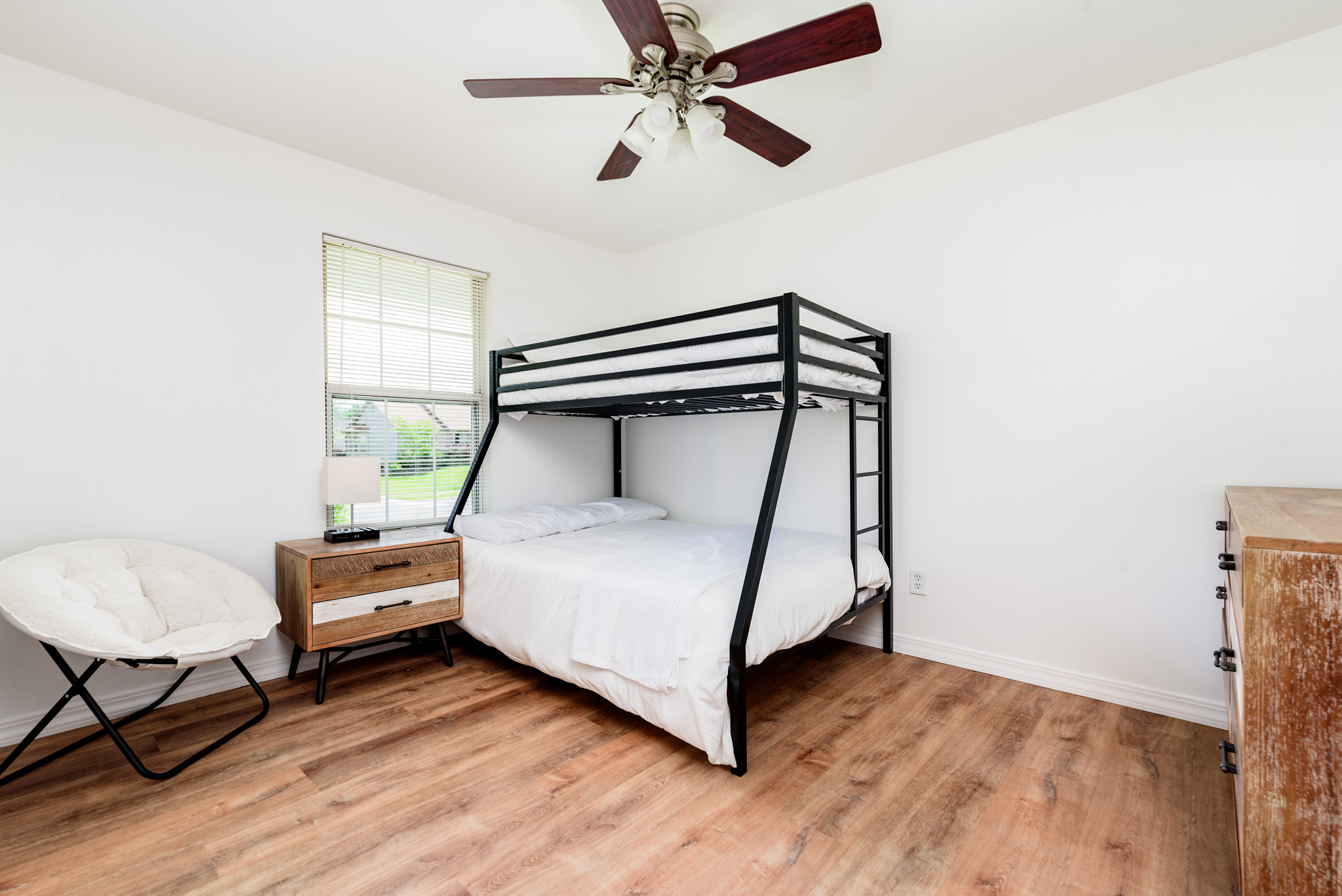5 Bedrooms Bedrooms, ,2 BathroomsBathrooms,Woodford Rentals,For Rent,1327