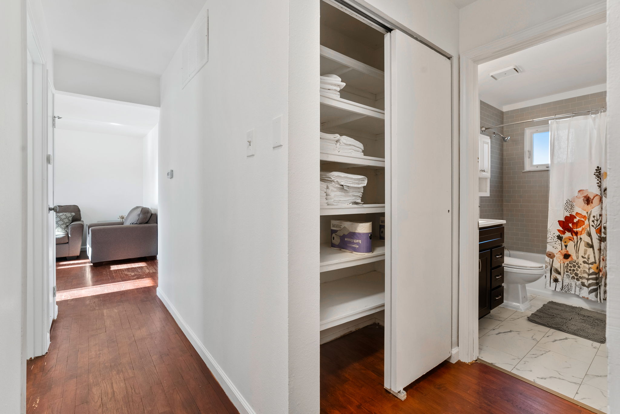4 Bedrooms Bedrooms, ,2 BathroomsBathrooms,Woodford Rentals,For Rent,1331