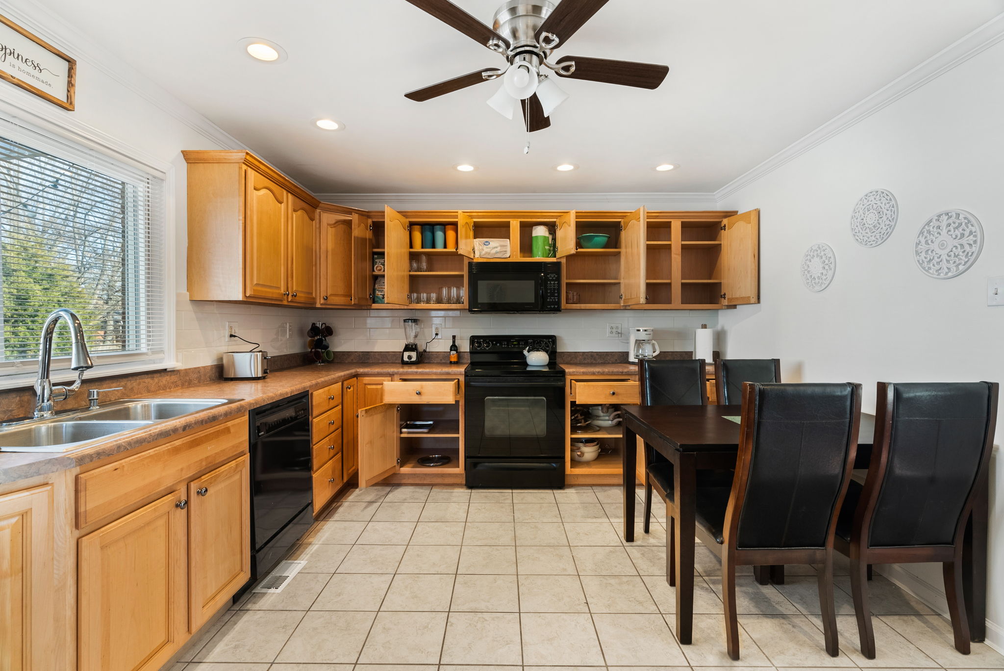 4 Bedrooms Bedrooms, ,2 BathroomsBathrooms,Woodford Rentals,For Rent,1331