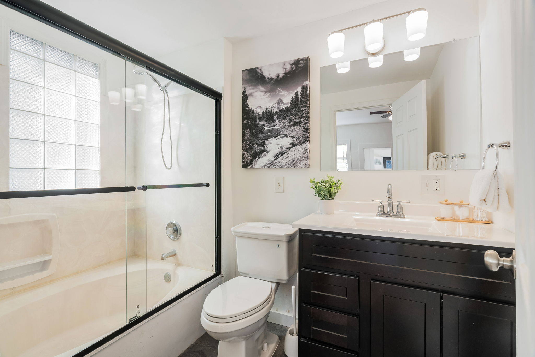 4 Bedrooms Bedrooms, ,2 BathroomsBathrooms,Woodford Rentals,For Rent,1333