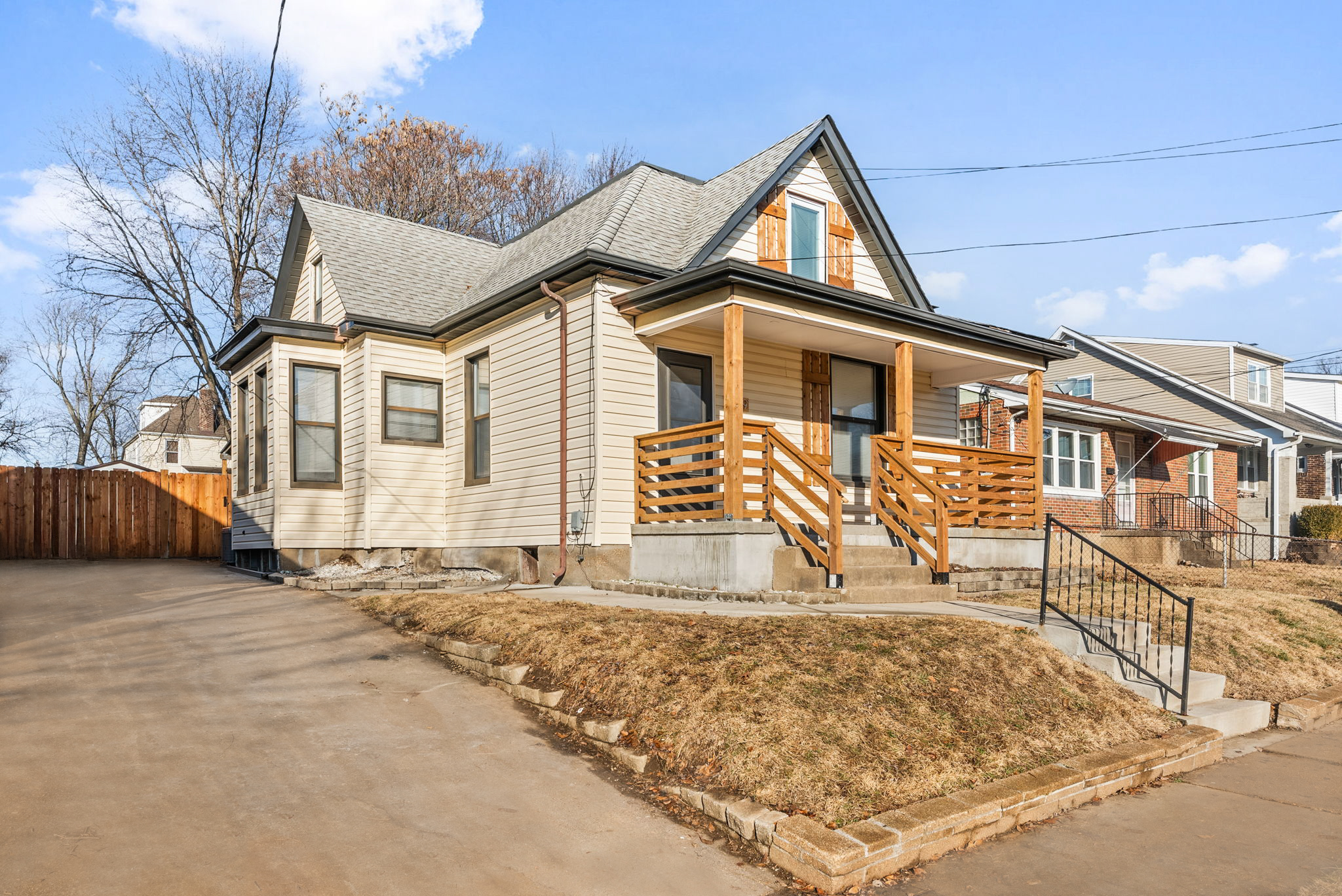 4 Bedrooms Bedrooms, ,2 BathroomsBathrooms,Woodford Rentals,For Rent,1333