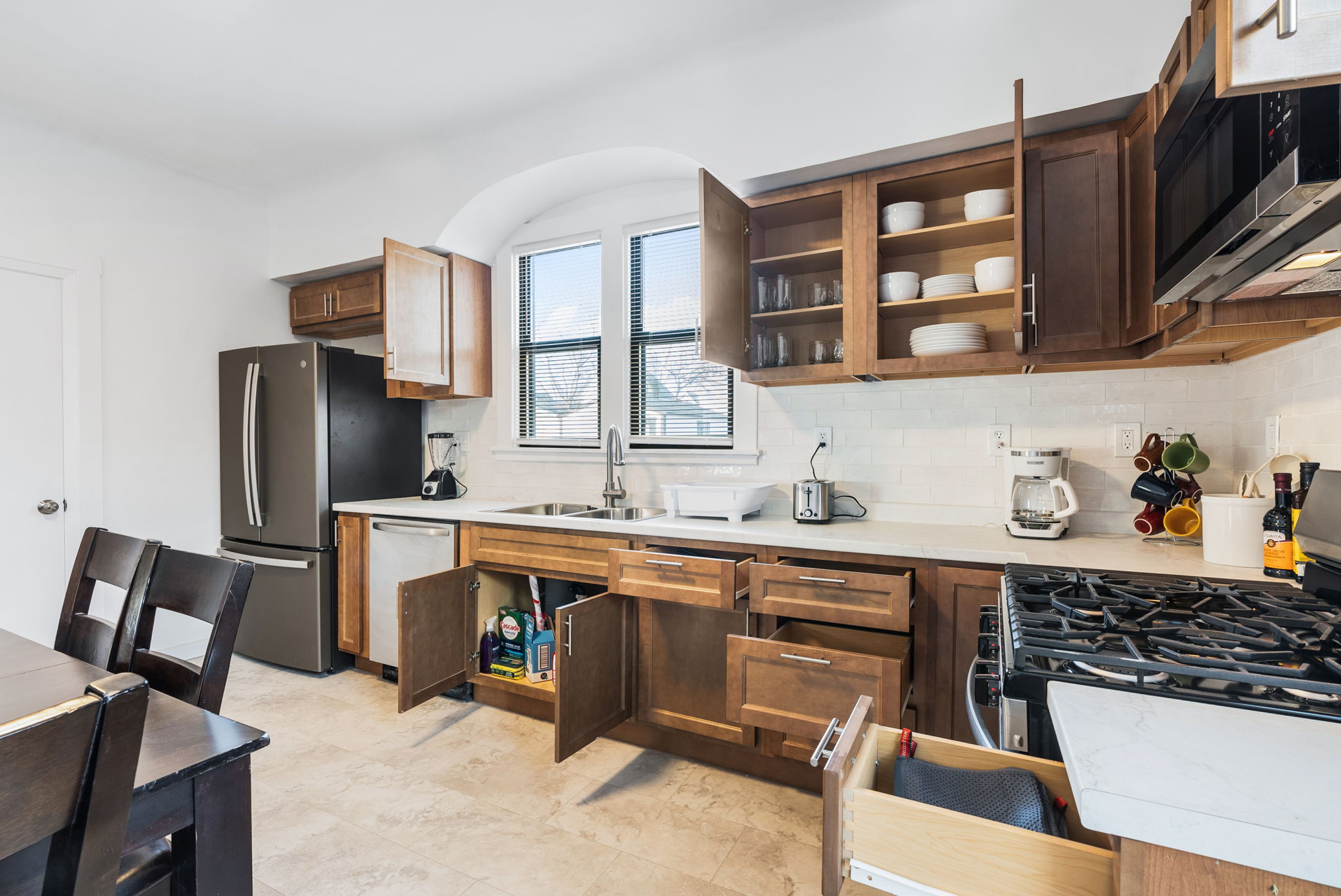 4 Bedrooms Bedrooms, ,2 BathroomsBathrooms,Woodford Rentals,For Rent,1333