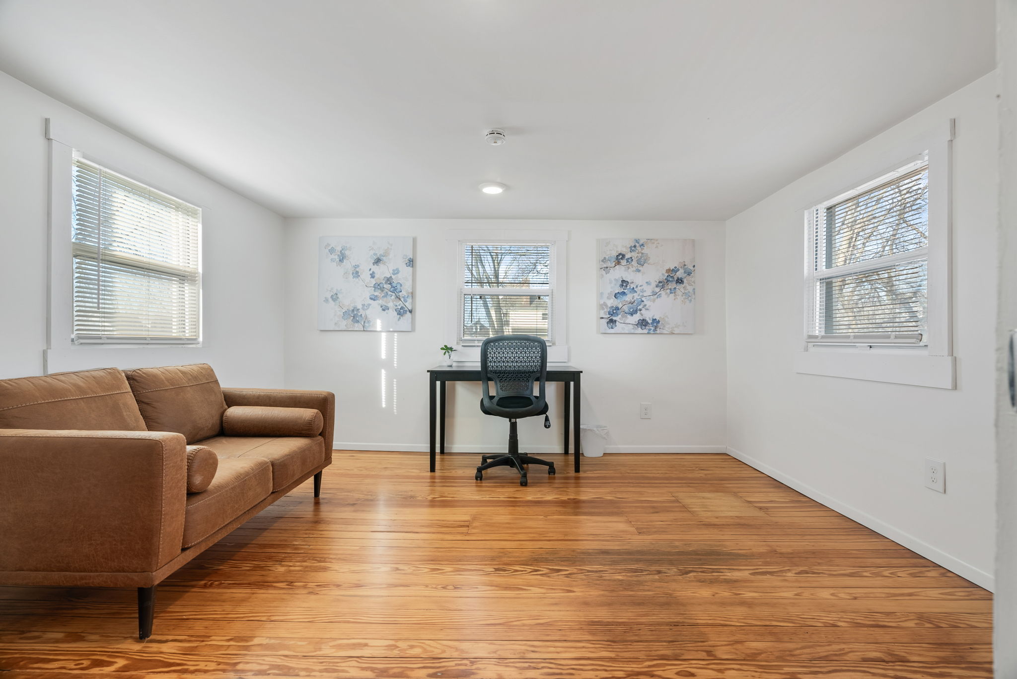 4 Bedrooms Bedrooms, ,2 BathroomsBathrooms,Woodford Rentals,For Rent,1333