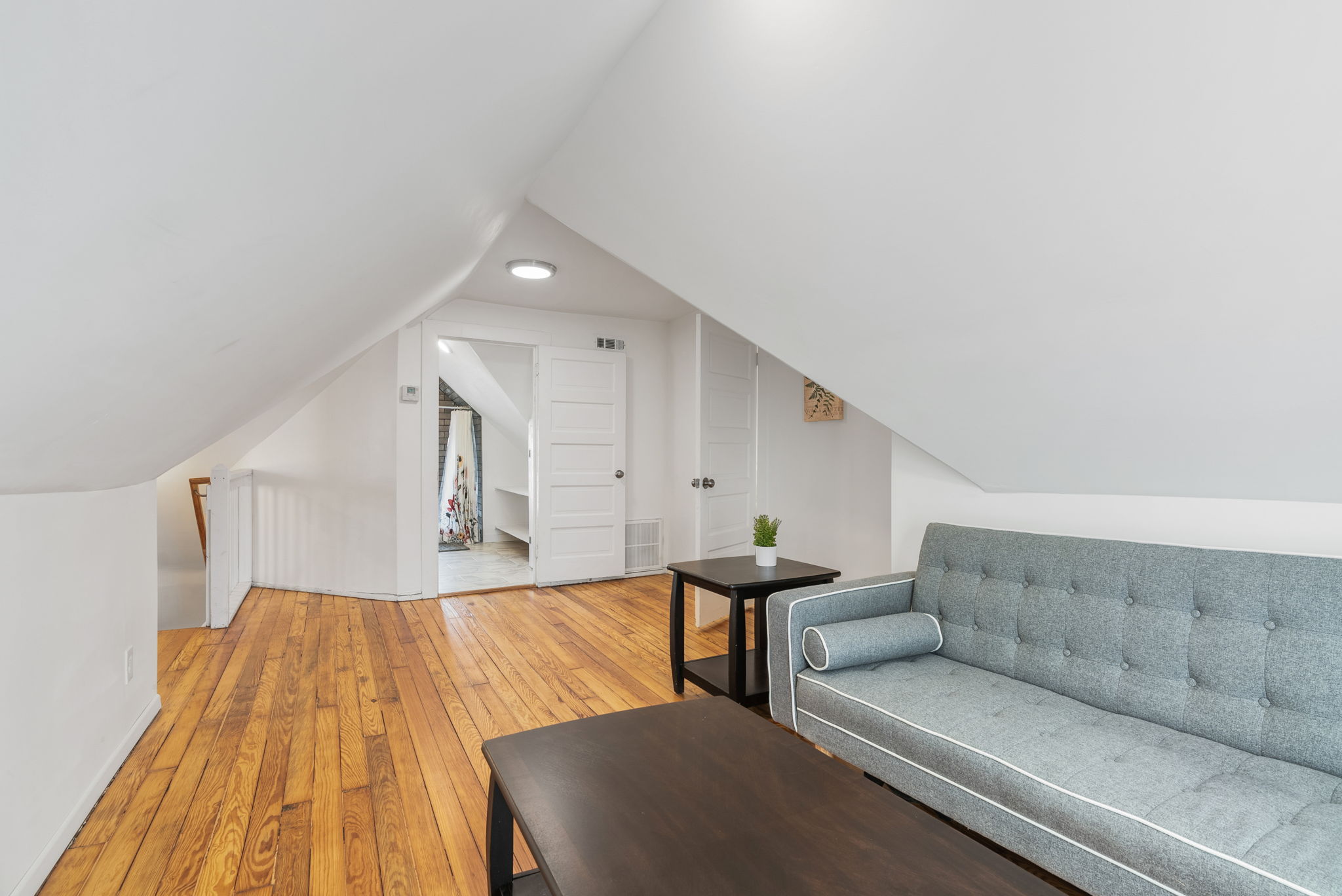 4 Bedrooms Bedrooms, ,2 BathroomsBathrooms,Woodford Rentals,For Rent,1333