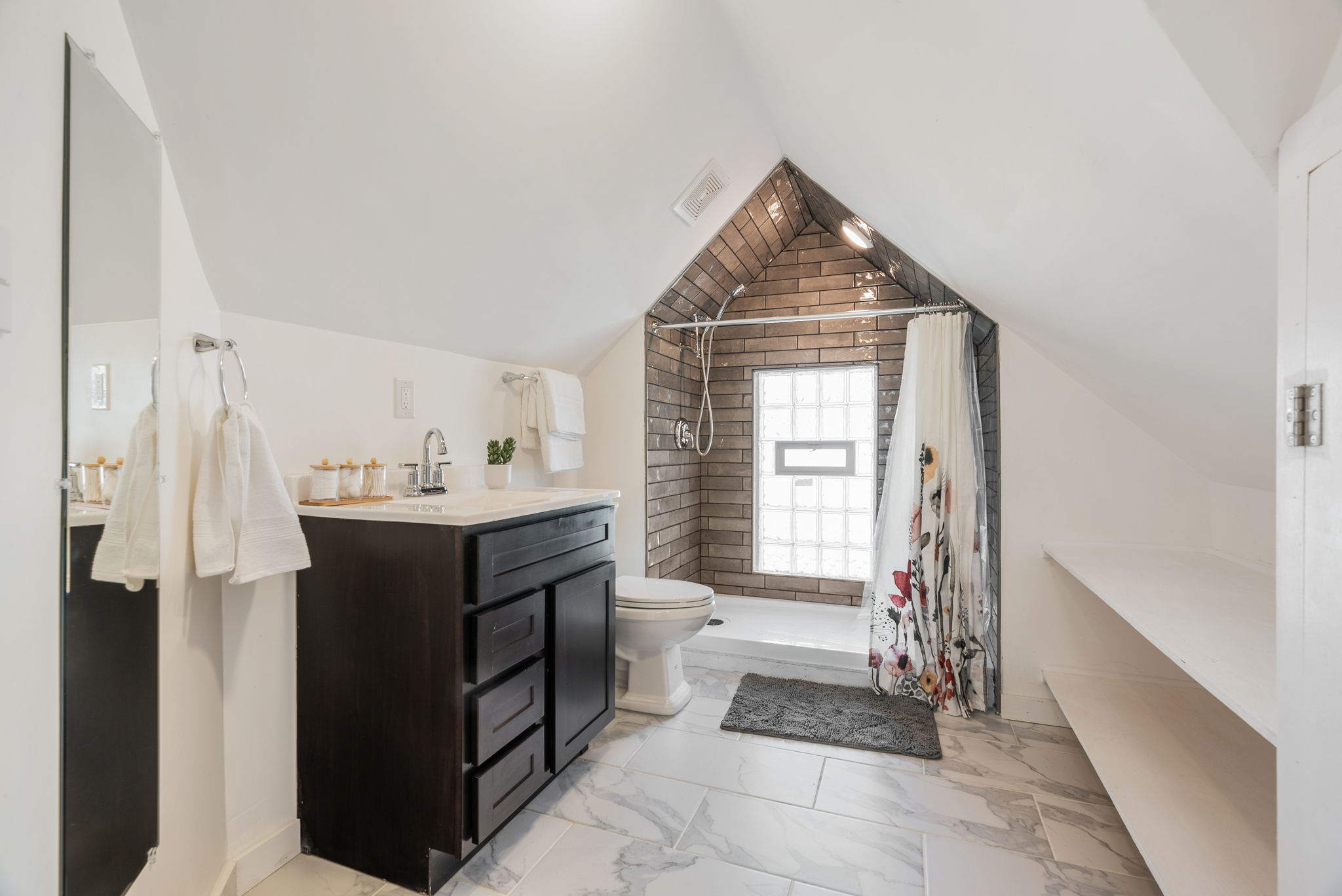 4 Bedrooms Bedrooms, ,2 BathroomsBathrooms,Woodford Rentals,For Rent,1333