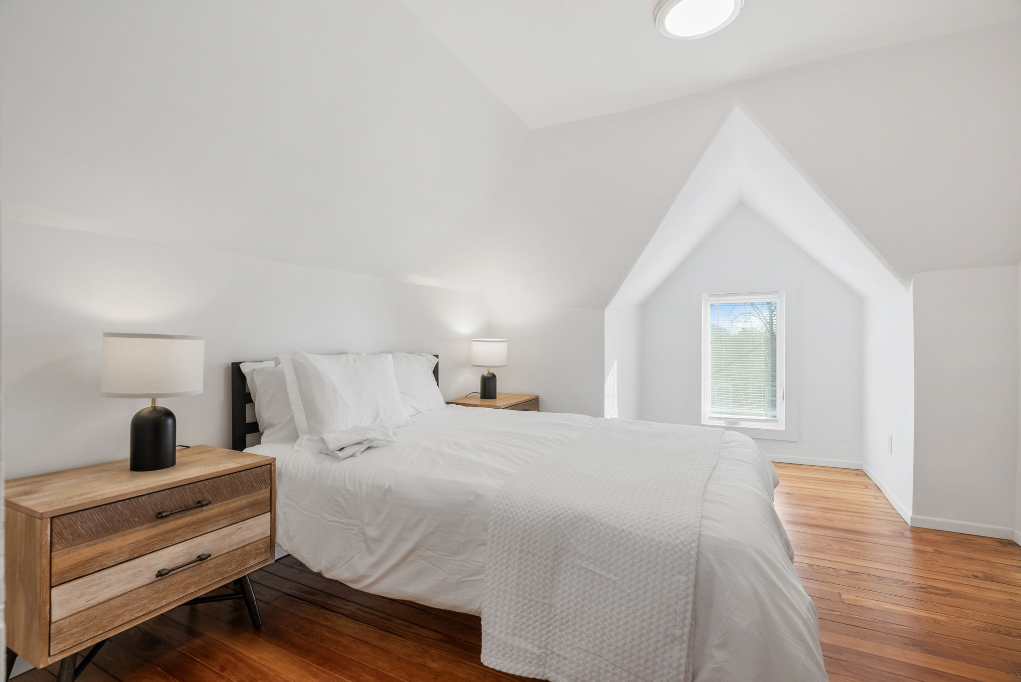 4 Bedrooms Bedrooms, ,2 BathroomsBathrooms,Woodford Rentals,For Rent,1333