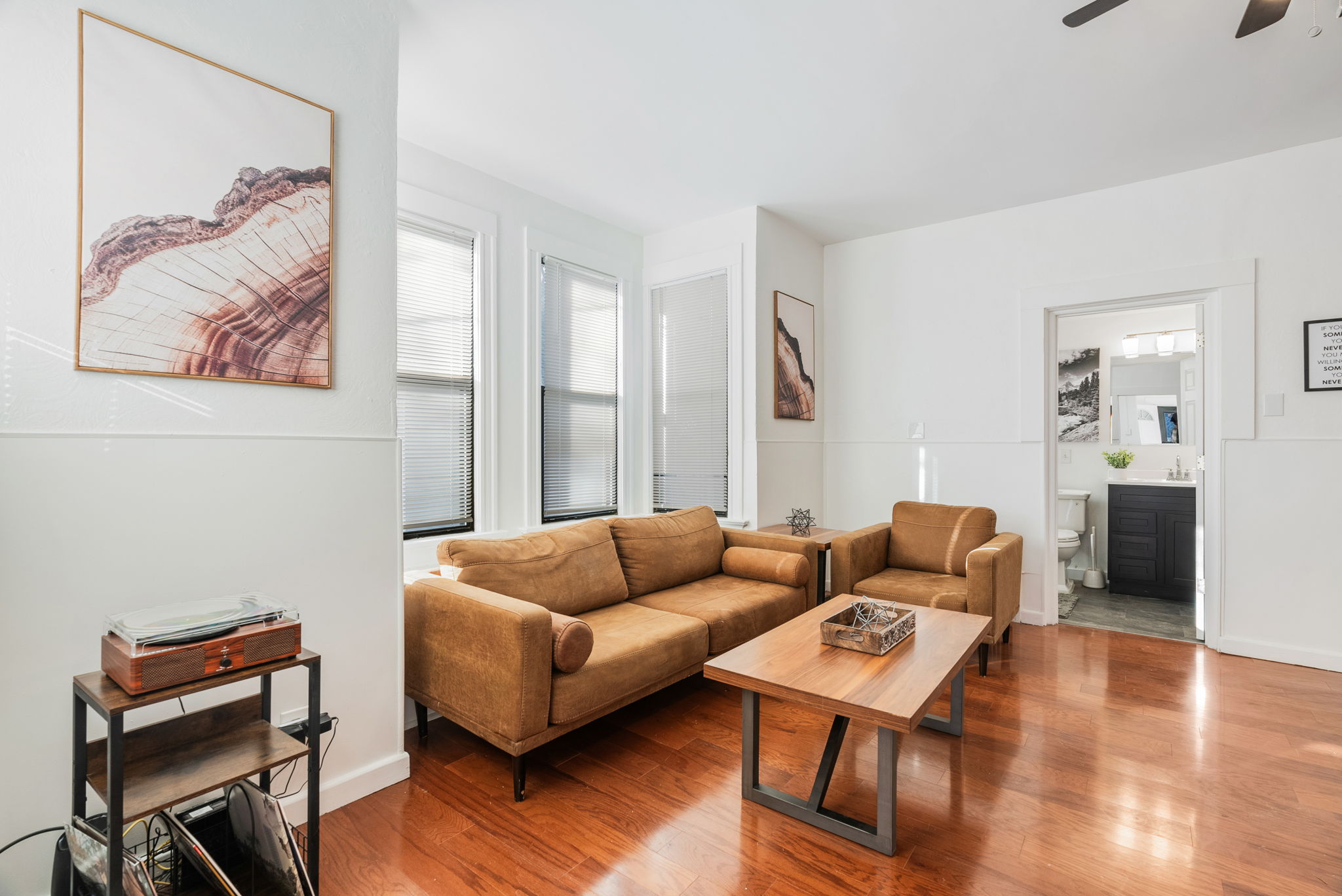 4 Bedrooms Bedrooms, ,2 BathroomsBathrooms,Woodford Rentals,For Rent,1333