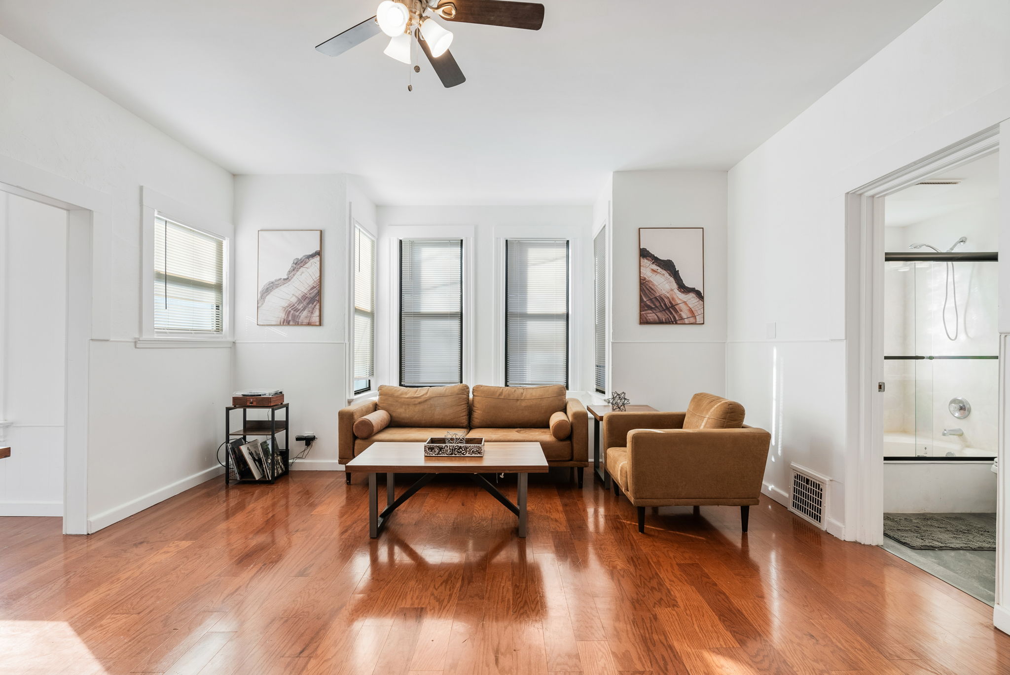 4 Bedrooms Bedrooms, ,2 BathroomsBathrooms,Woodford Rentals,For Rent,1333