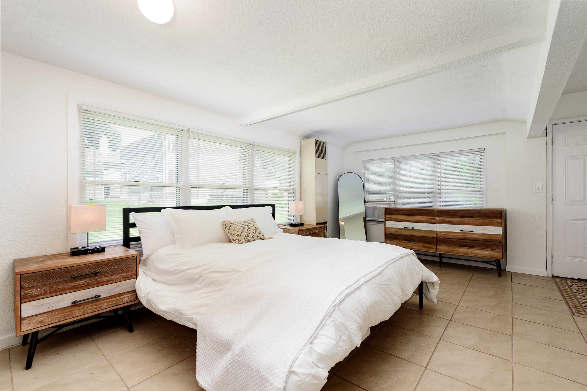 4 Bedrooms Bedrooms, ,1.5 BathroomsBathrooms,Woodford Rentals,For Rent,1334