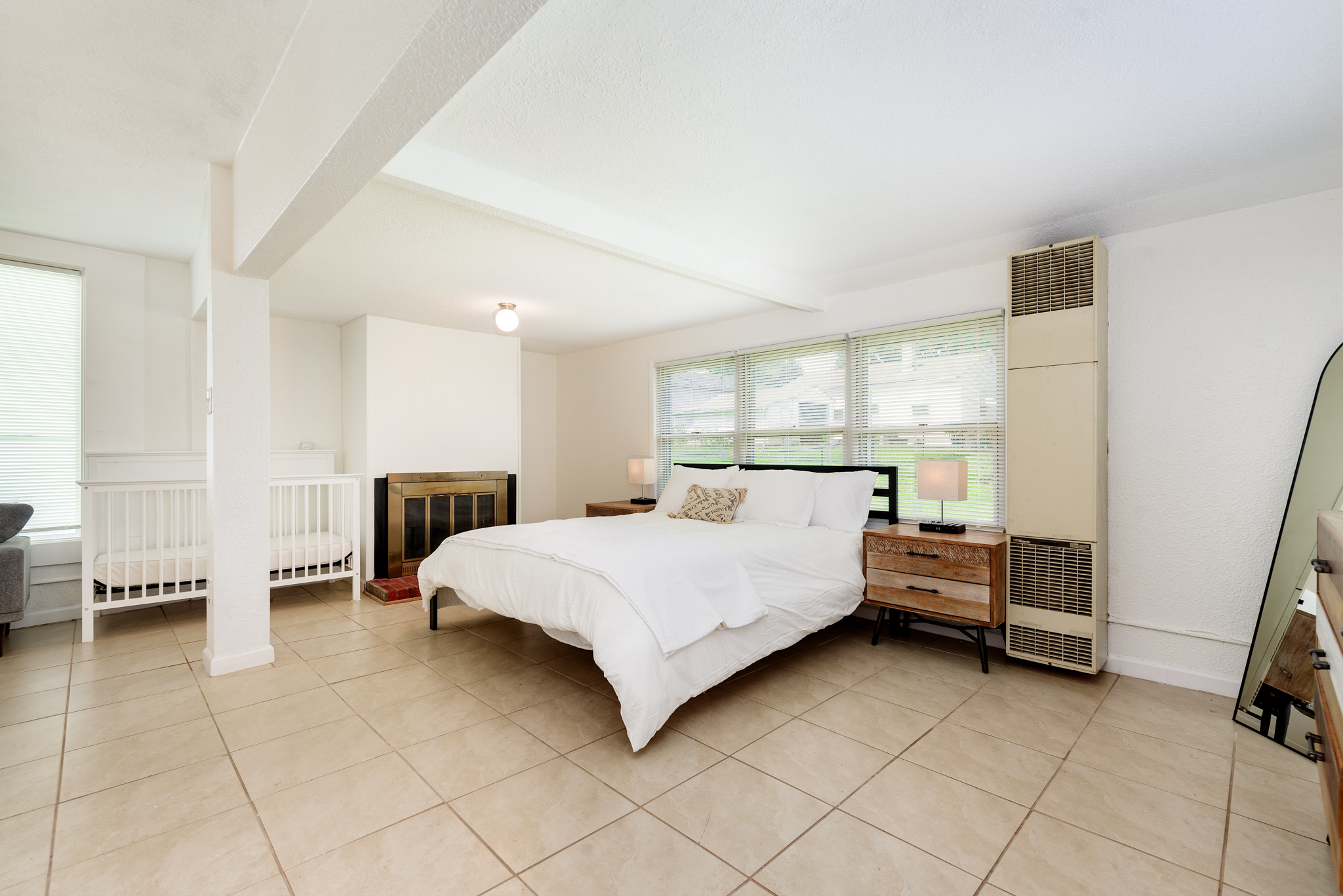 4 Bedrooms Bedrooms, ,1.5 BathroomsBathrooms,Woodford Rentals,For Rent,1334