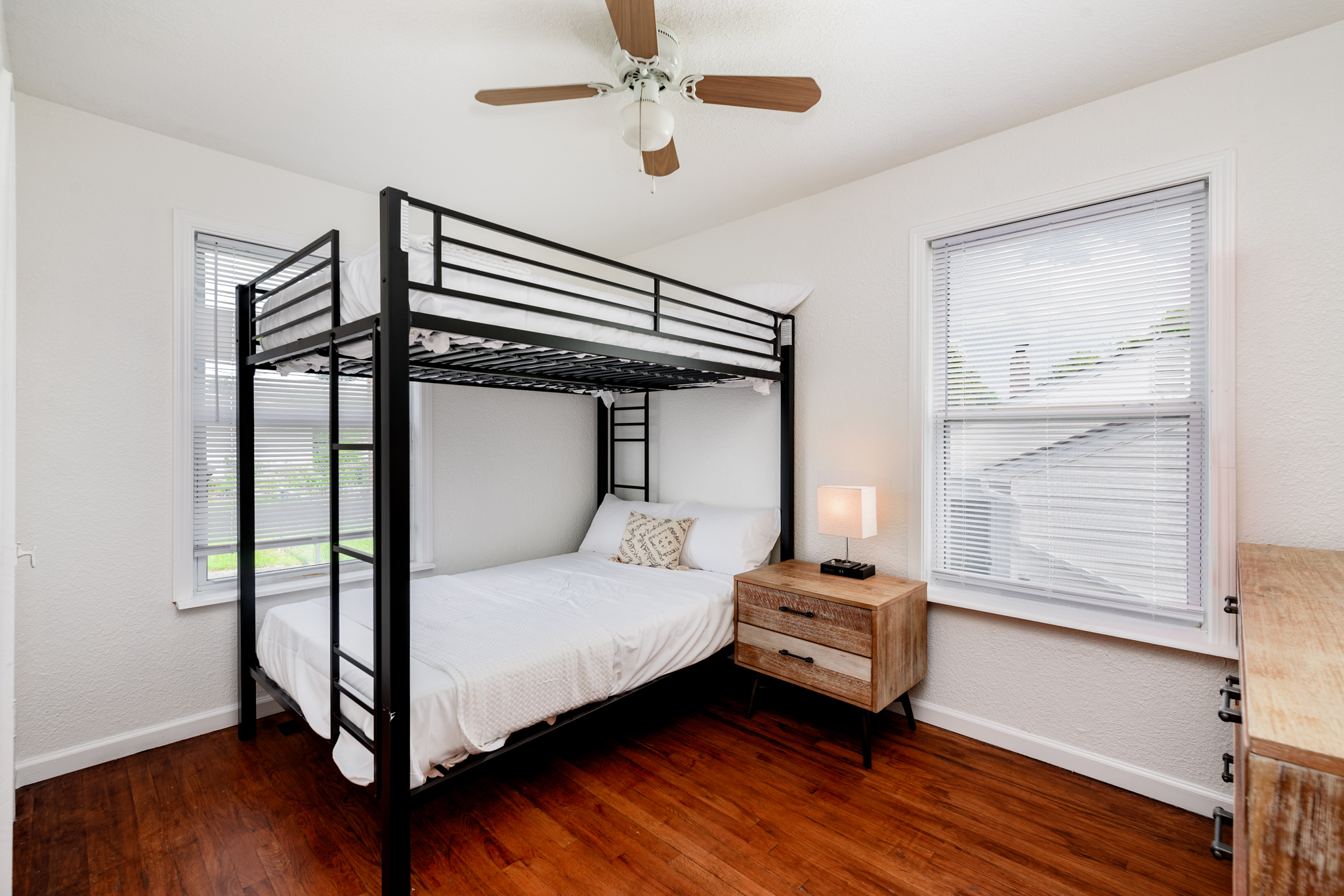 4 Bedrooms Bedrooms, ,1.5 BathroomsBathrooms,Woodford Rentals,For Rent,1334