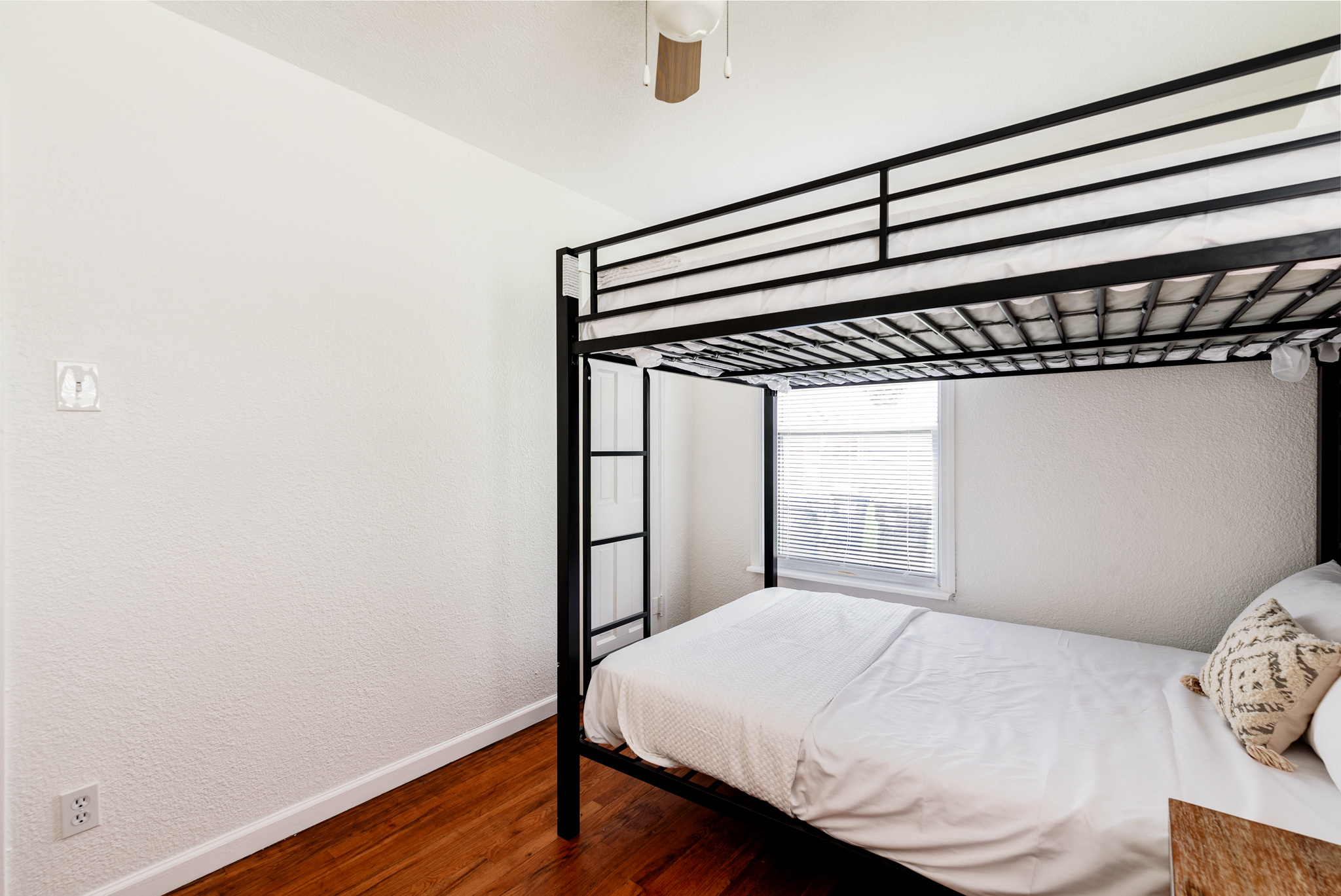 4 Bedrooms Bedrooms, ,1.5 BathroomsBathrooms,Woodford Rentals,For Rent,1334