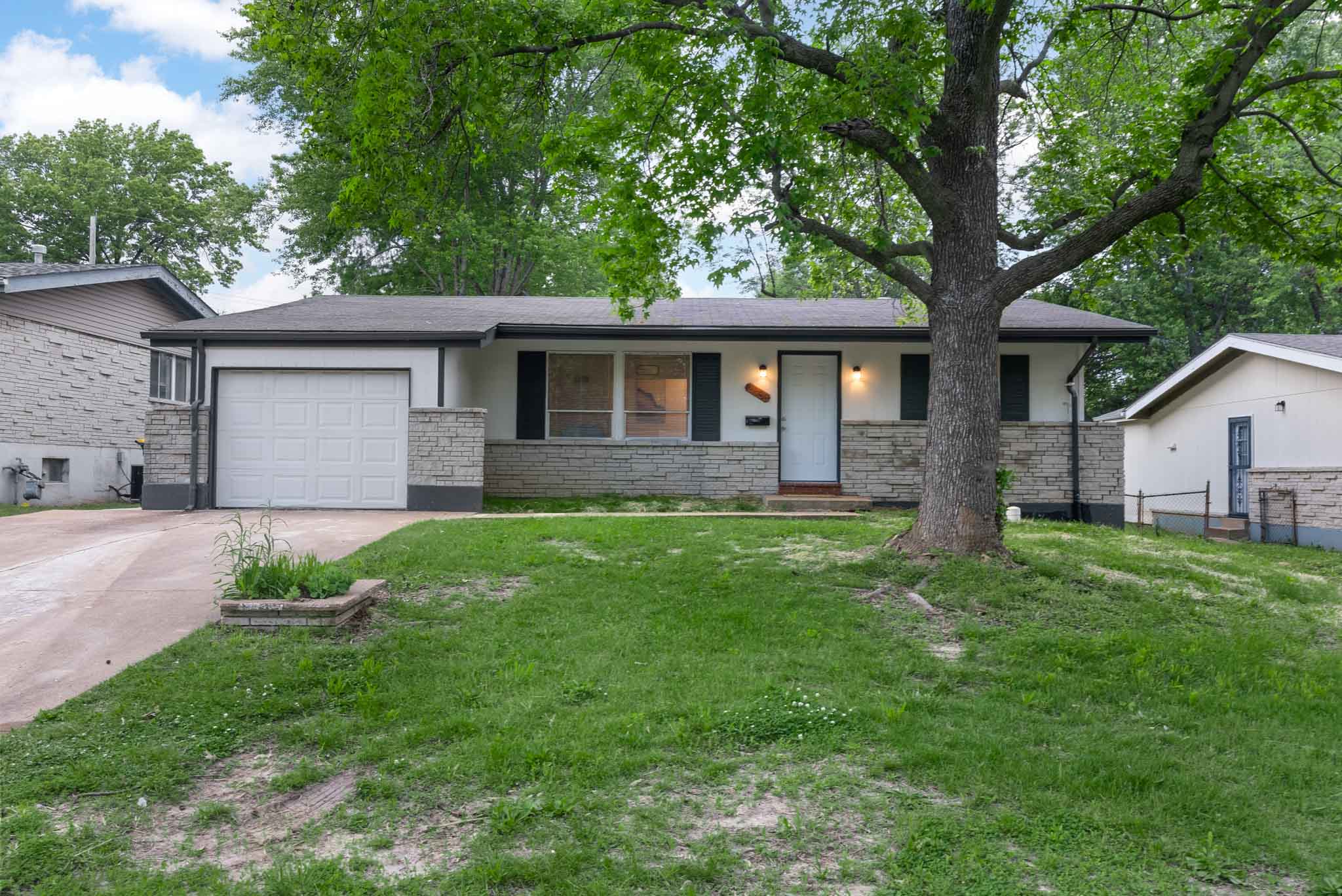4 Bedrooms Bedrooms, ,2 BathroomsBathrooms,Woodford Rentals,For Rent,1336