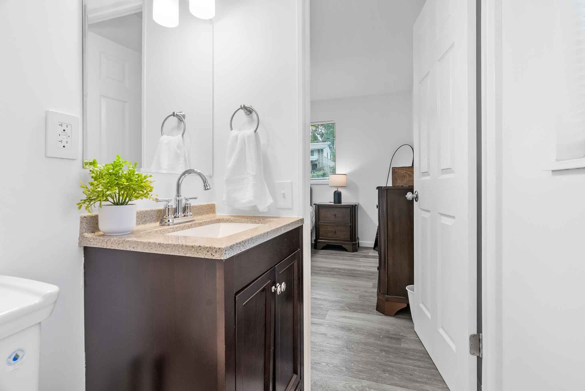 4 Bedrooms Bedrooms, ,2 BathroomsBathrooms,Woodford Rentals,For Rent,1336