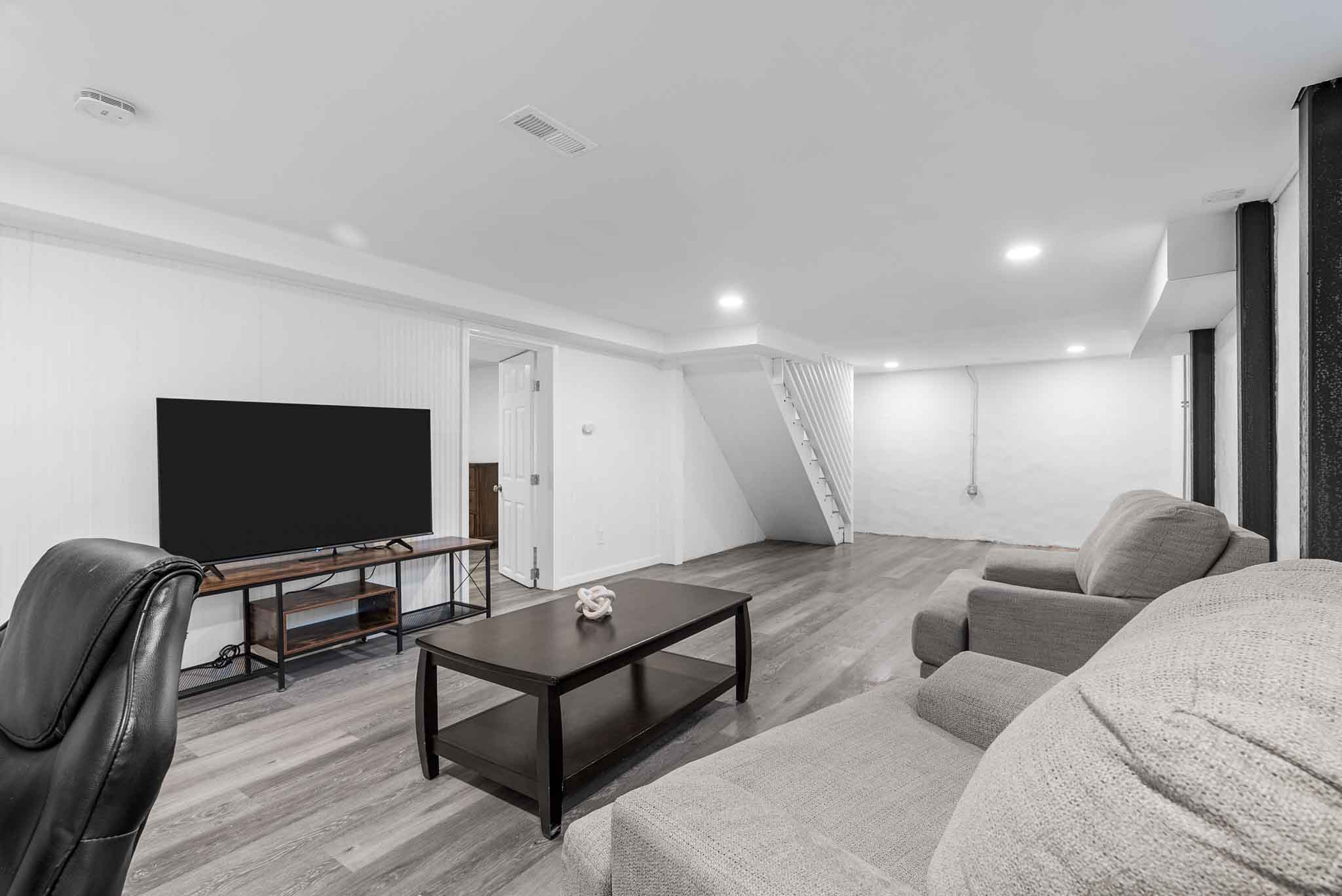4 Bedrooms Bedrooms, ,2 BathroomsBathrooms,Woodford Rentals,For Rent,1336