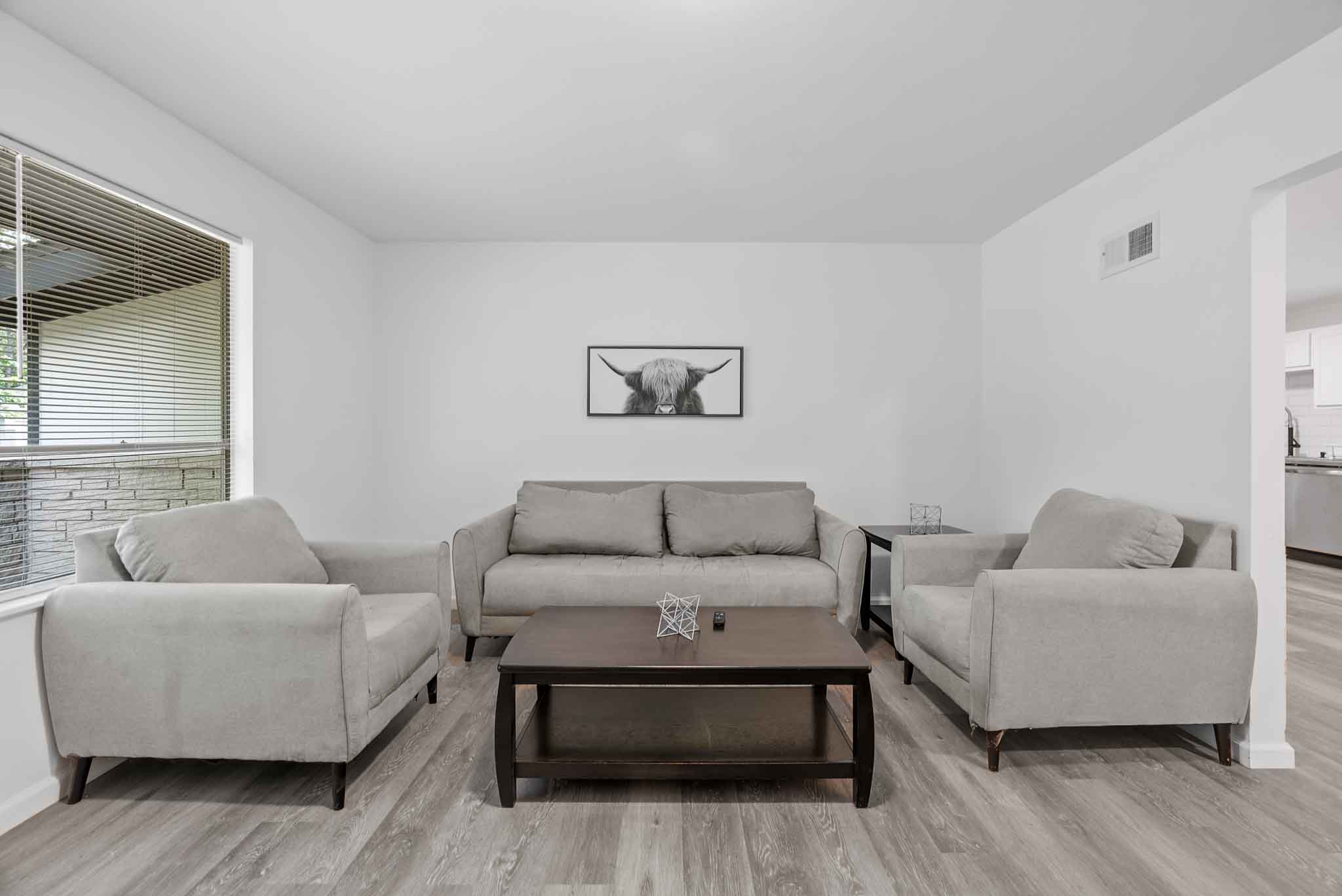 4 Bedrooms Bedrooms, ,2 BathroomsBathrooms,Woodford Rentals,For Rent,1336