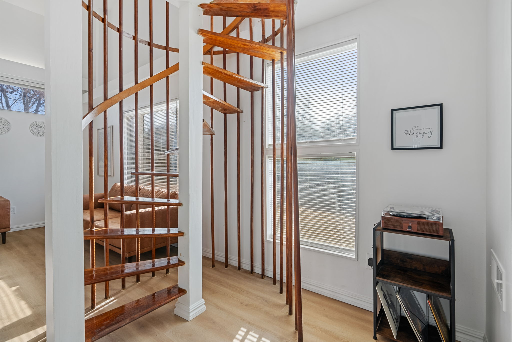 5 Bedrooms Bedrooms, ,4 BathroomsBathrooms,Woodford Rentals,For Rent,1337