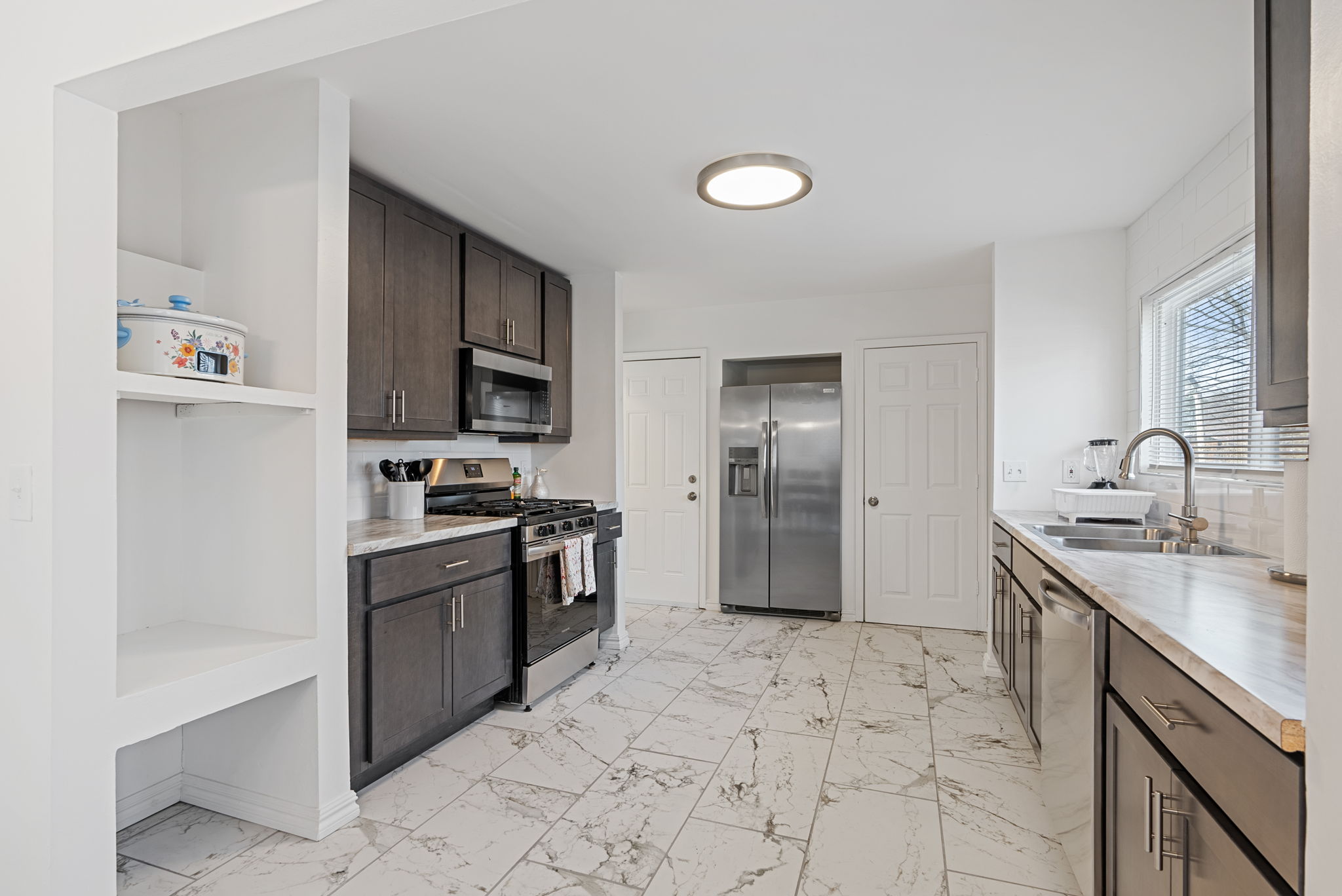 5 Bedrooms Bedrooms, ,4 BathroomsBathrooms,Woodford Rentals,For Rent,1337