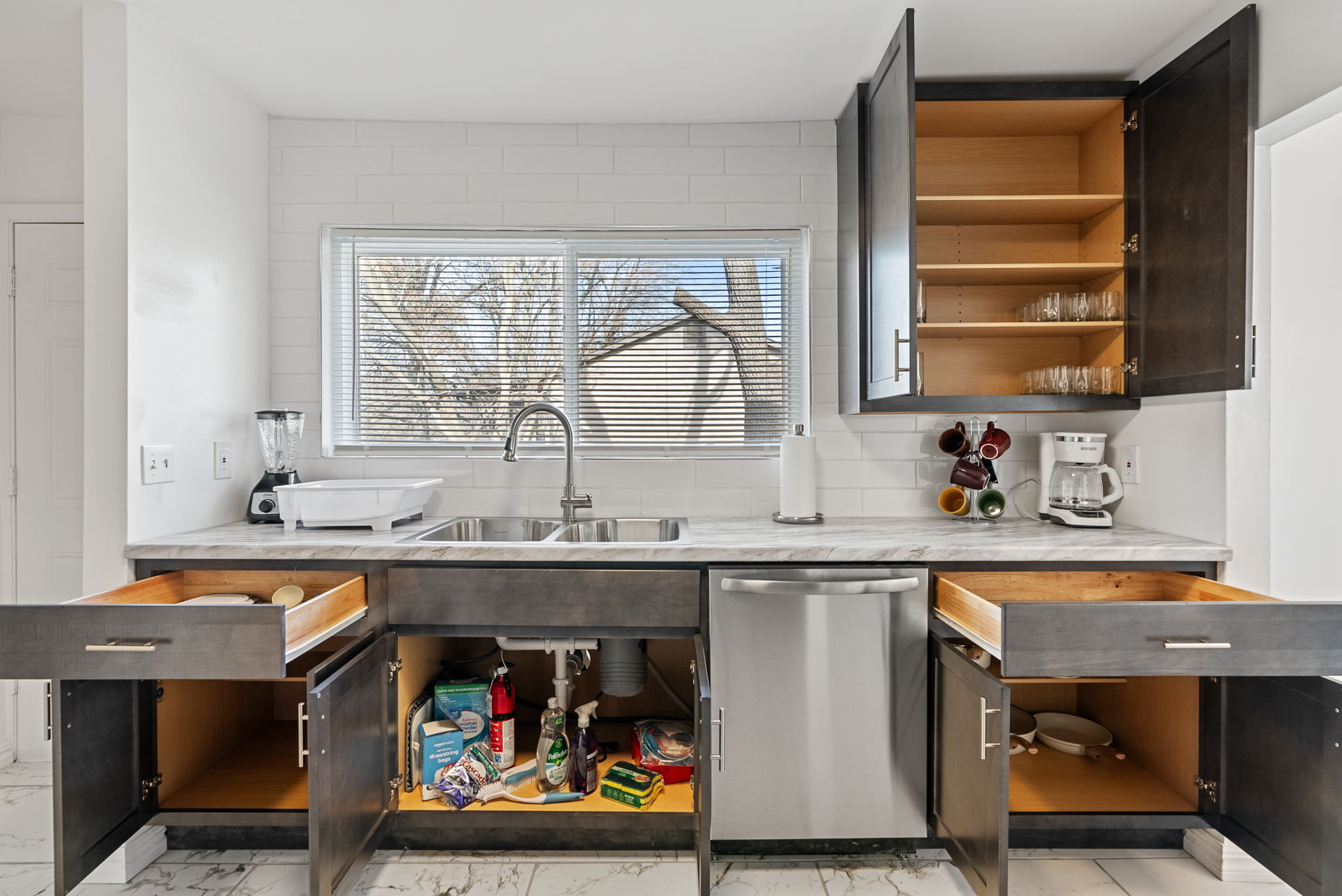 5 Bedrooms Bedrooms, ,4 BathroomsBathrooms,Woodford Rentals,For Rent,1337