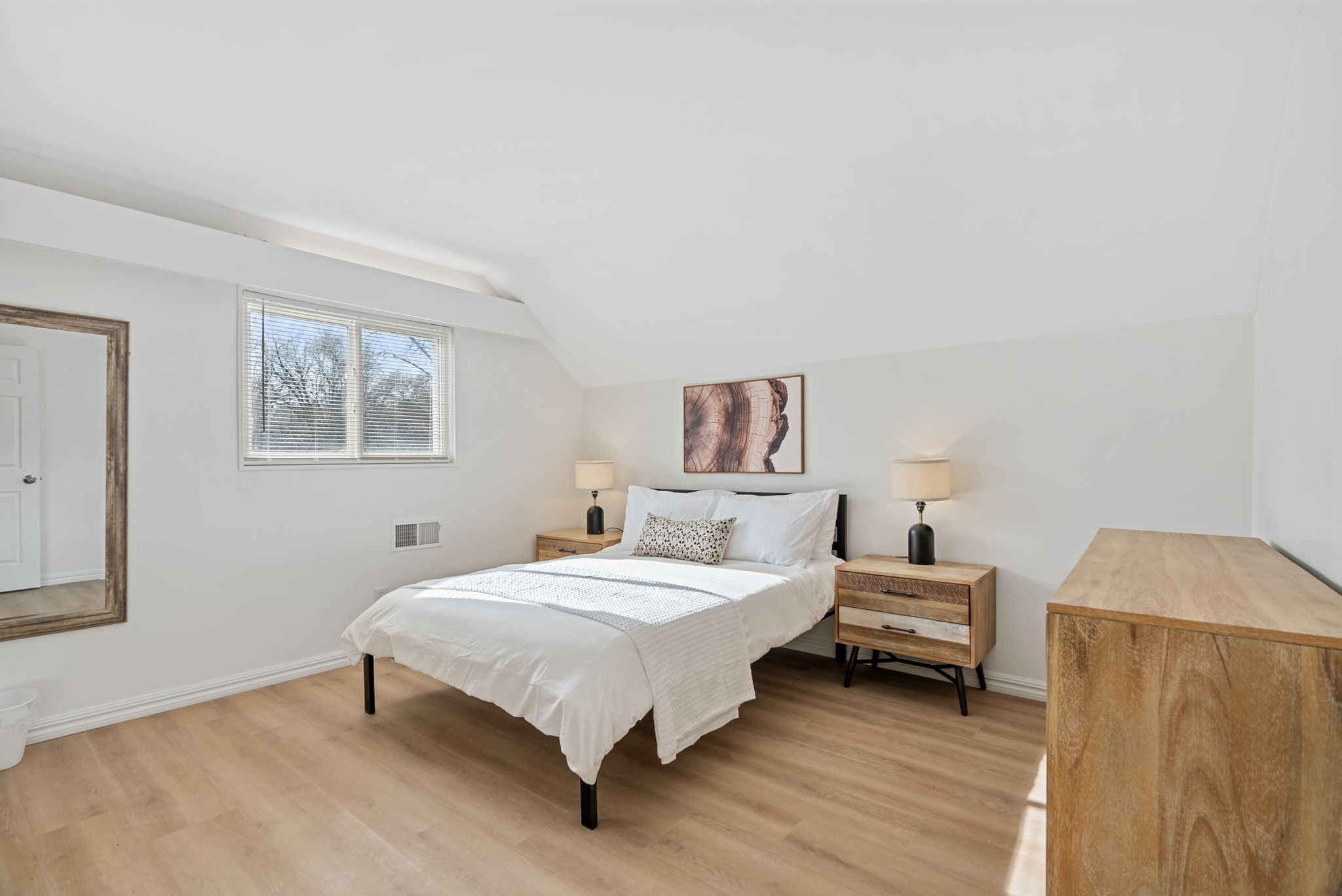 5 Bedrooms Bedrooms, ,4 BathroomsBathrooms,Woodford Rentals,For Rent,1337
