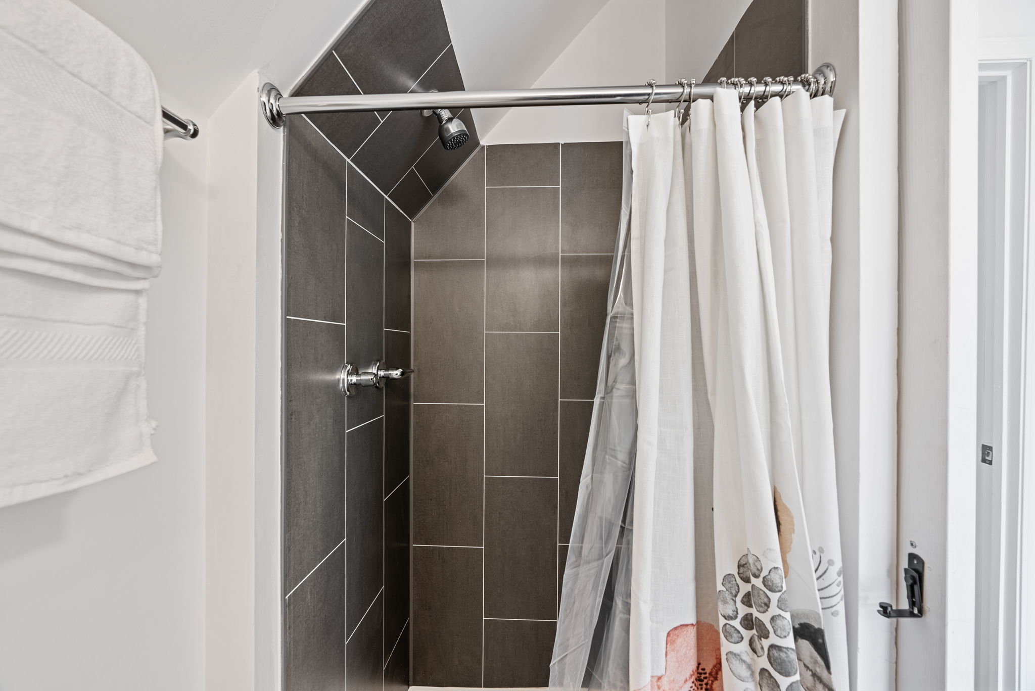 5 Bedrooms Bedrooms, ,4 BathroomsBathrooms,Woodford Rentals,For Rent,1337