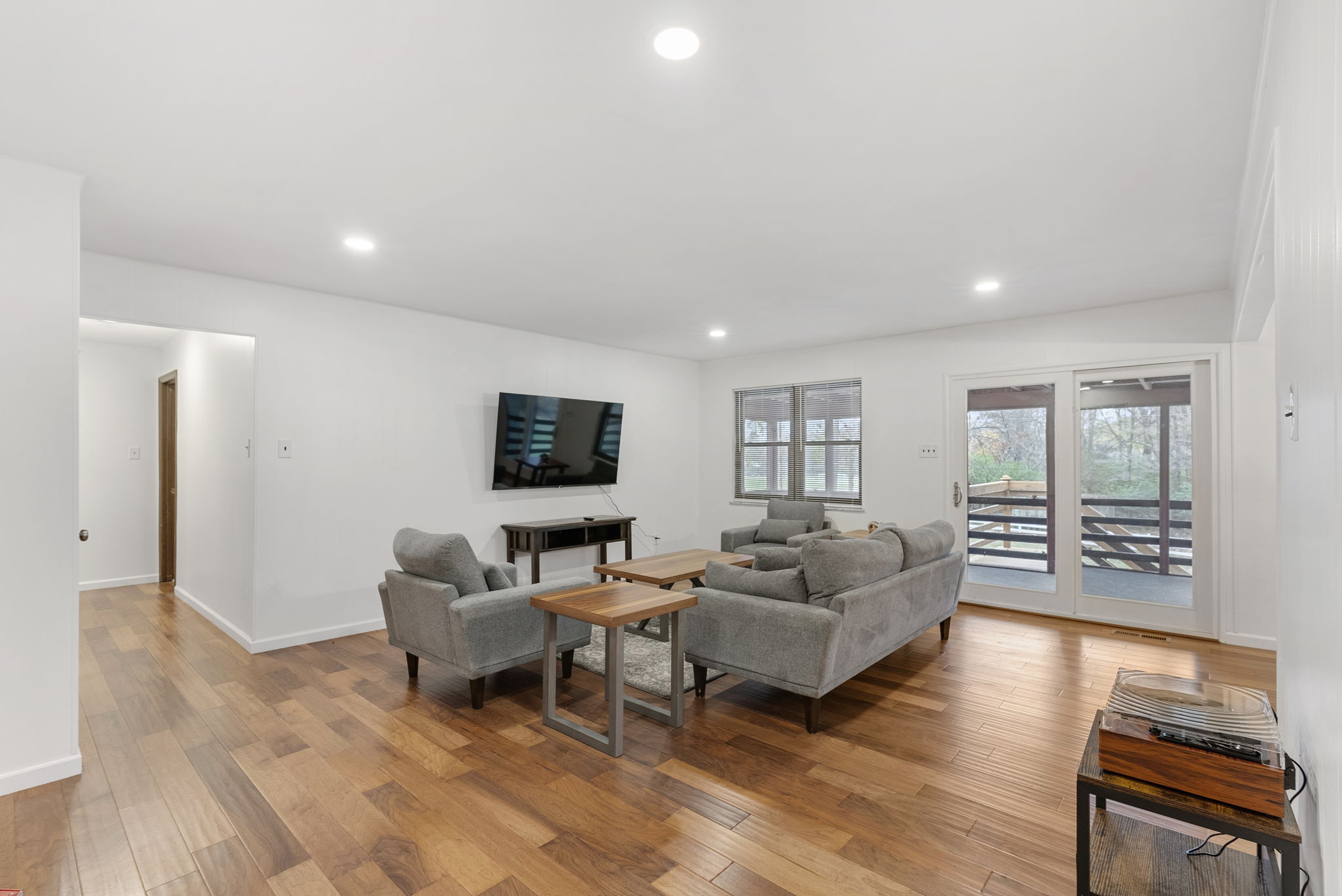 5 Bedrooms Bedrooms, ,3 BathroomsBathrooms,Woodford Rentals,For Rent,1338