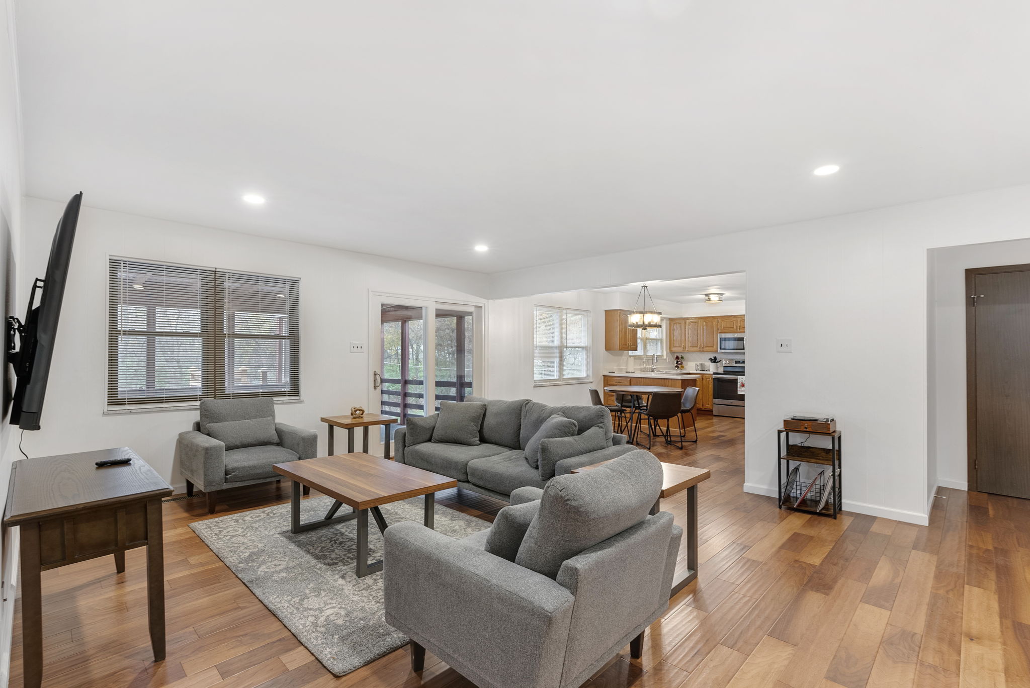5 Bedrooms Bedrooms, ,3 BathroomsBathrooms,Woodford Rentals,For Rent,1338