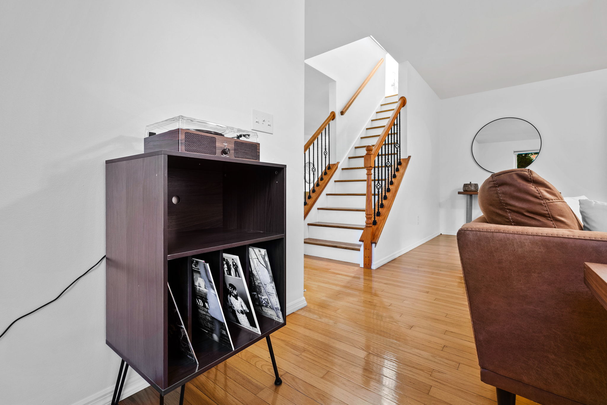 3 Bedrooms Bedrooms, ,2.5 BathroomsBathrooms,Woodford Rentals,For Rent,1339