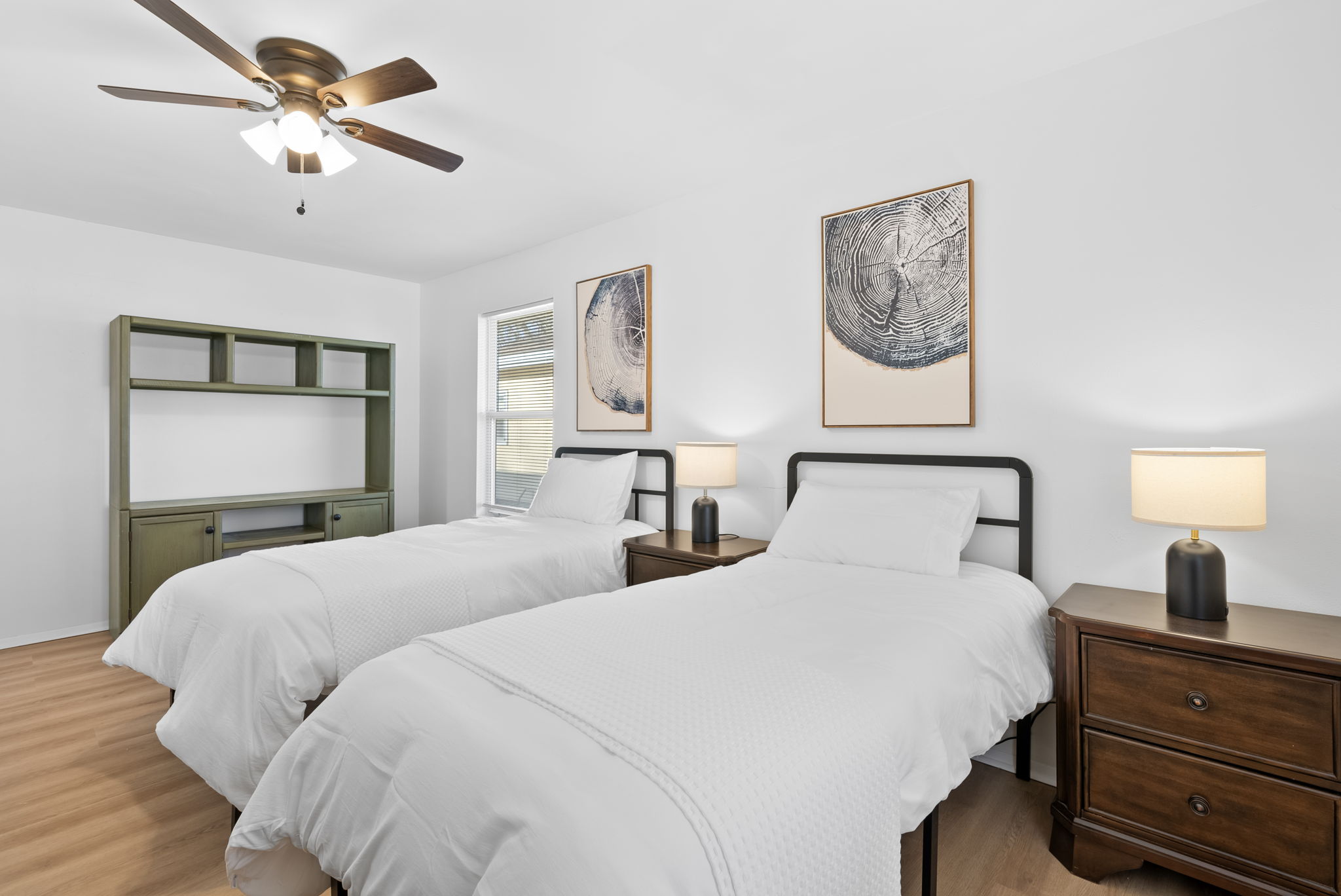 4 Bedrooms Bedrooms, ,2 BathroomsBathrooms,Woodford Rentals,For Rent,1342