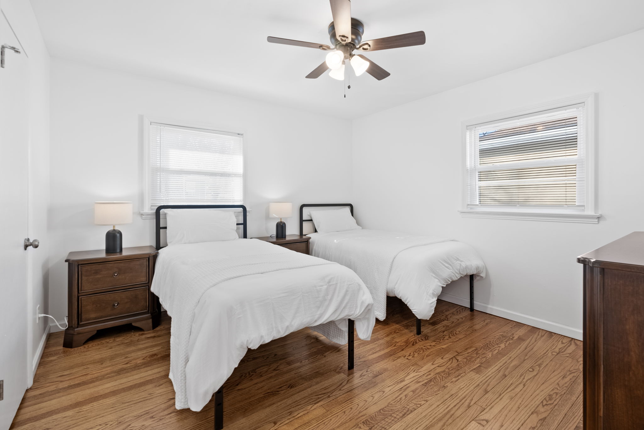 4 Bedrooms Bedrooms, ,2 BathroomsBathrooms,Woodford Rentals,For Rent,1342