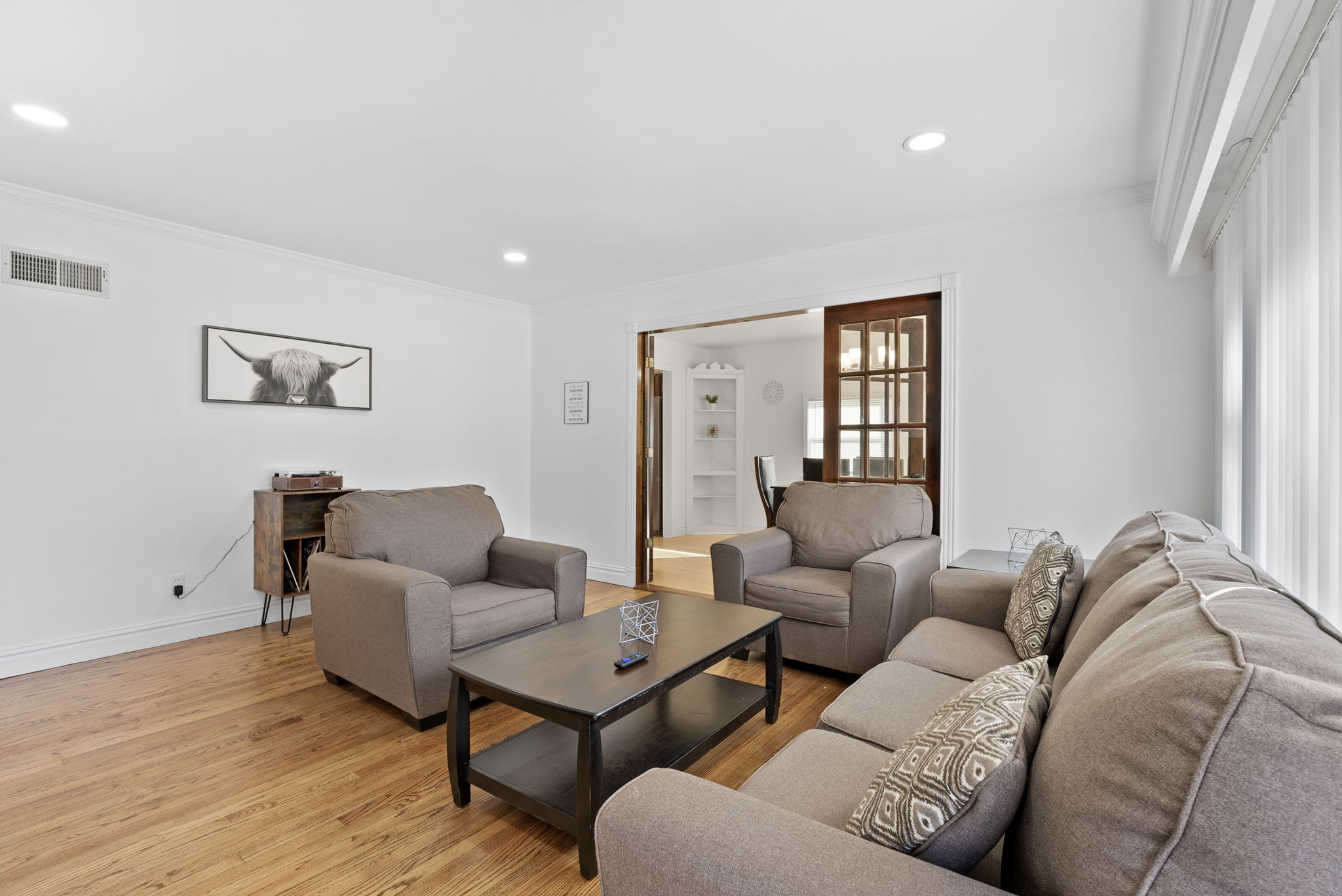 4 Bedrooms Bedrooms, ,2 BathroomsBathrooms,Woodford Rentals,For Rent,1342