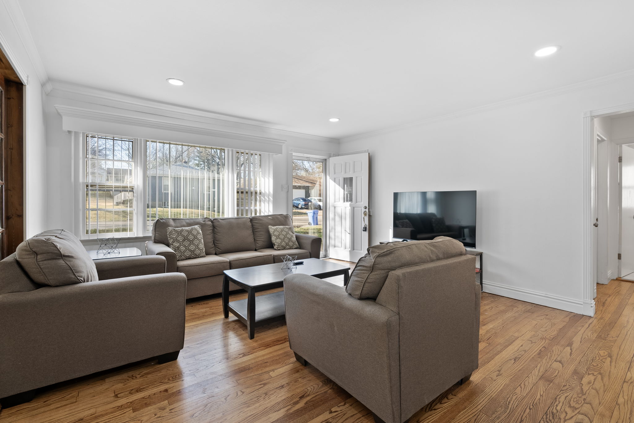 4 Bedrooms Bedrooms, ,2 BathroomsBathrooms,Woodford Rentals,For Rent,1342