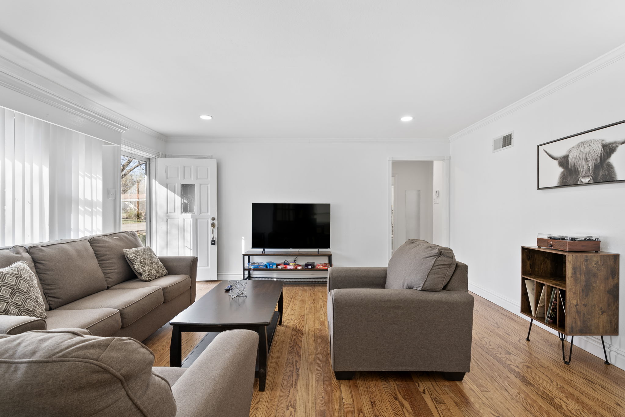 4 Bedrooms Bedrooms, ,2 BathroomsBathrooms,Woodford Rentals,For Rent,1342