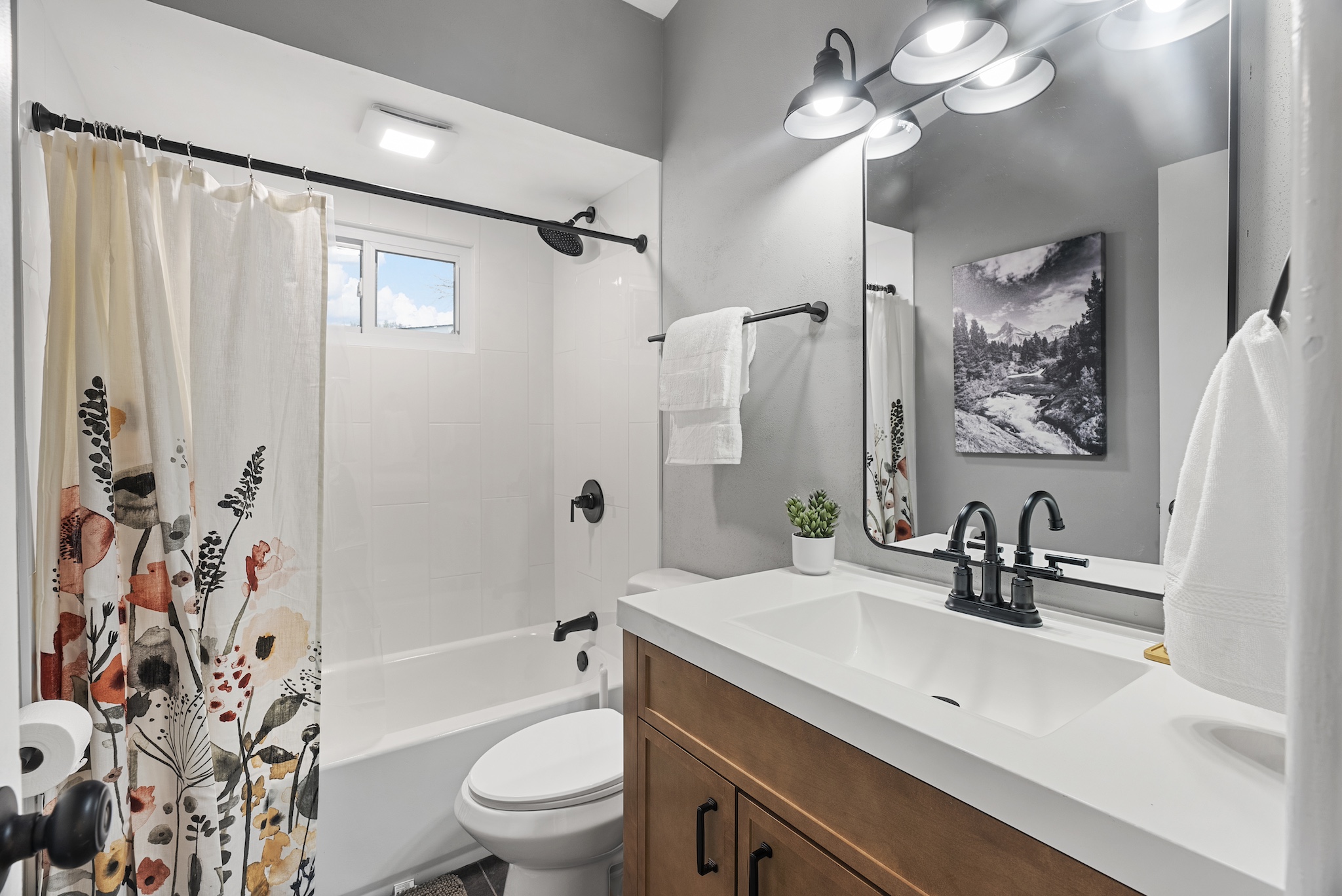 3 Bedrooms Bedrooms, ,1 BathroomBathrooms,Woodford Rentals,For Rent,1345