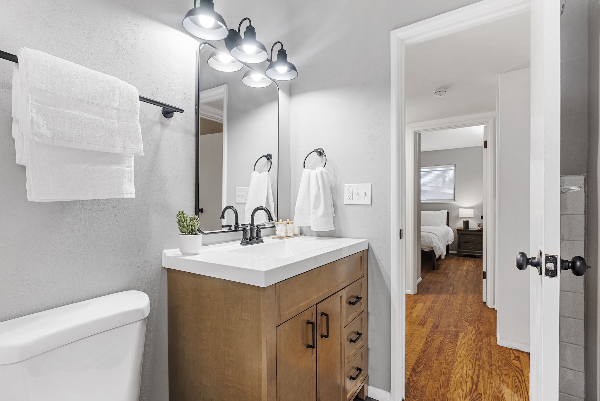 3 Bedrooms Bedrooms, ,1 BathroomBathrooms,Woodford Rentals,For Rent,1345