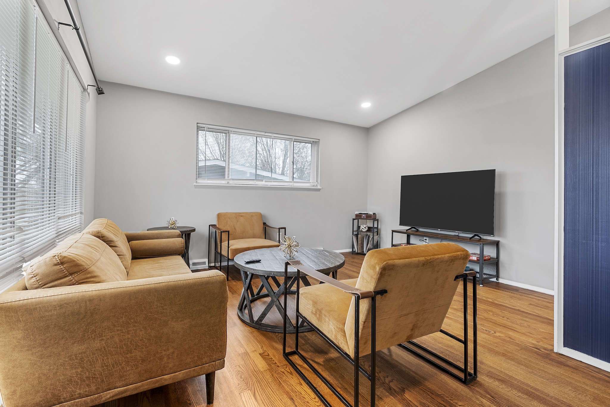 3 Bedrooms Bedrooms, ,1 BathroomBathrooms,Woodford Rentals,For Rent,1345