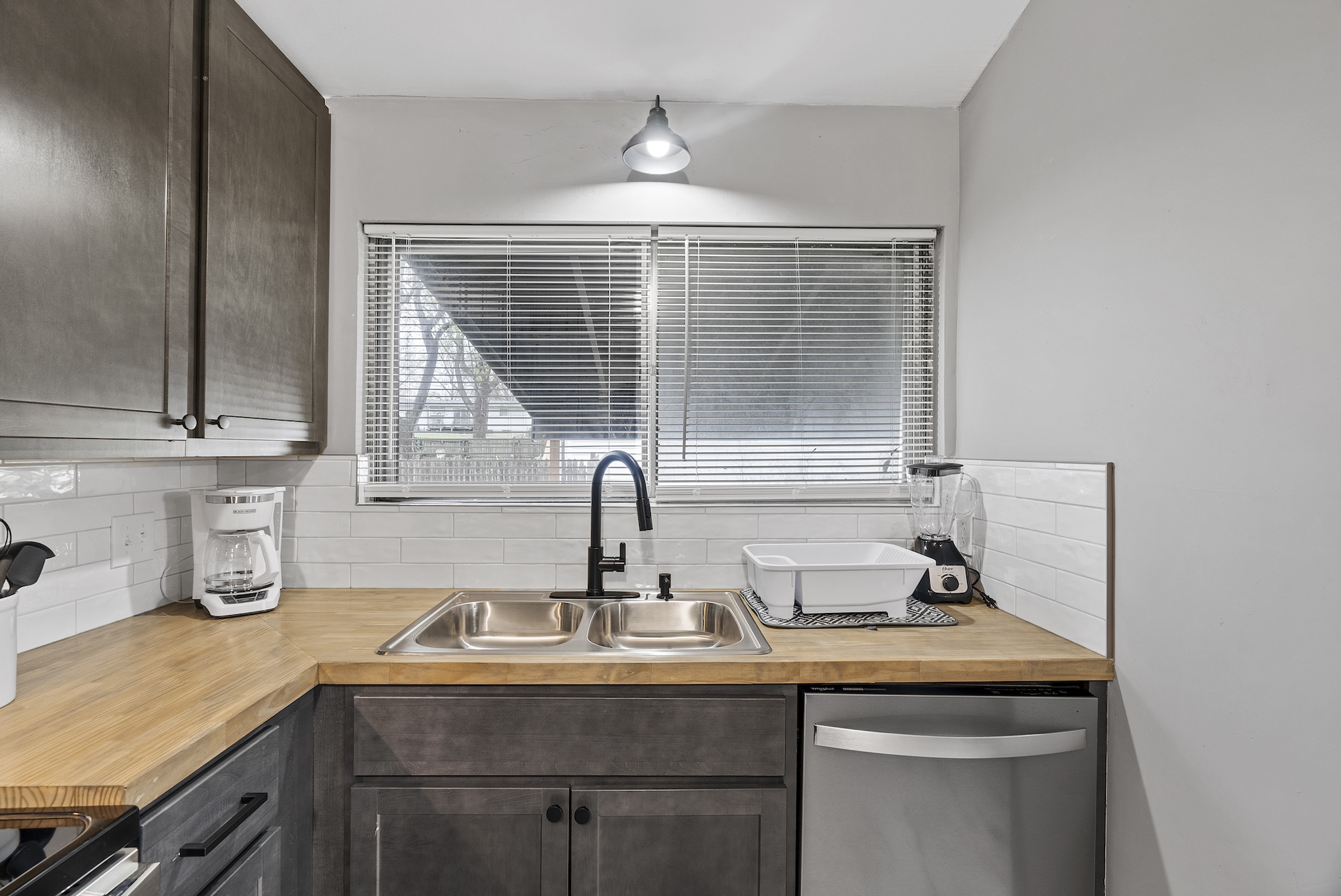3 Bedrooms Bedrooms, ,1 BathroomBathrooms,Woodford Rentals,For Rent,1345