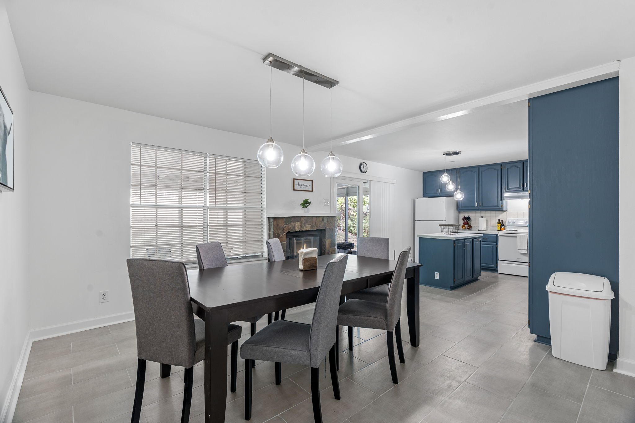 3 Bedrooms Bedrooms, ,2 BathroomsBathrooms,Woodford Rentals,For Rent,1357