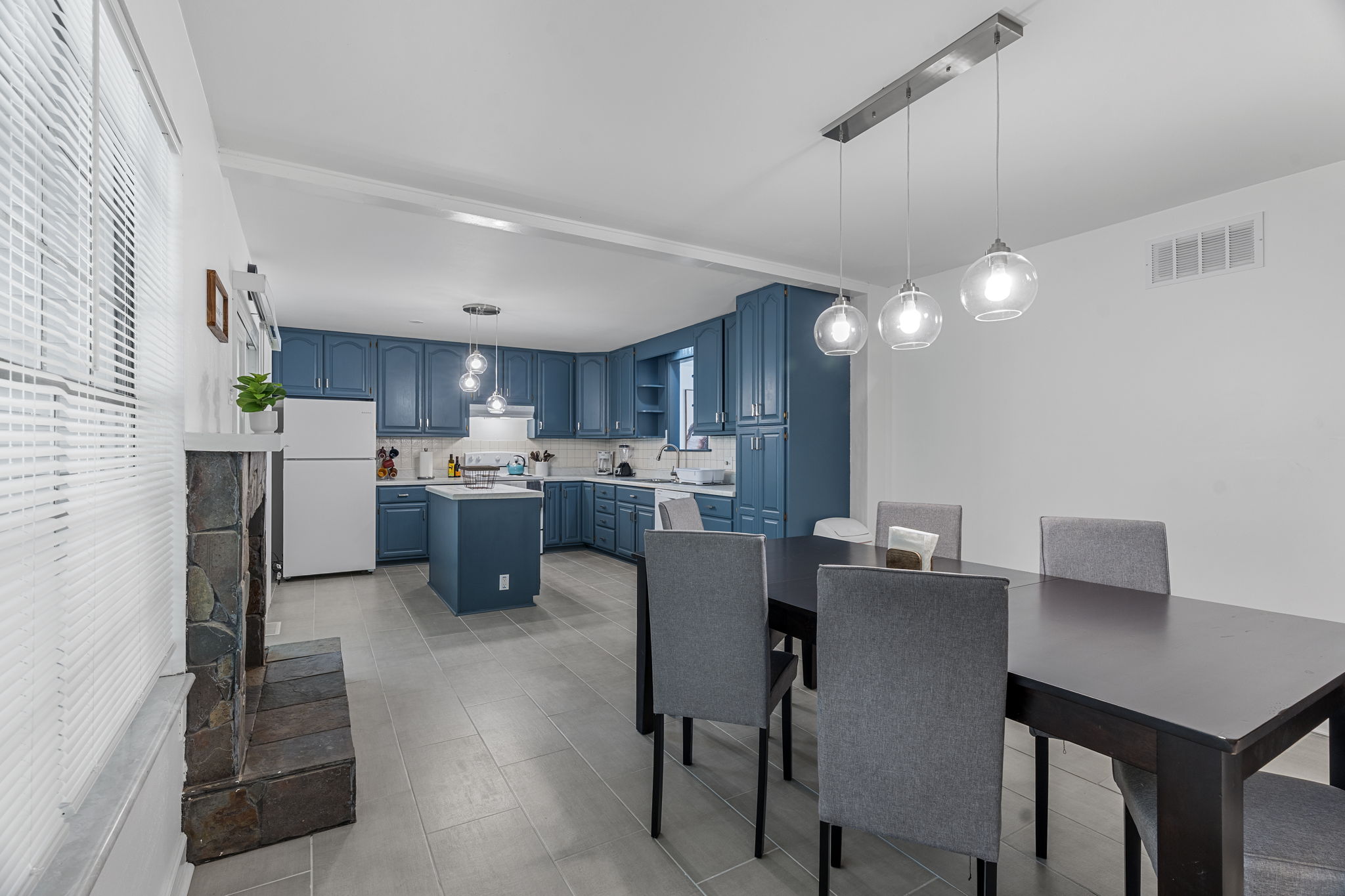 3 Bedrooms Bedrooms, ,2 BathroomsBathrooms,Woodford Rentals,For Rent,1357