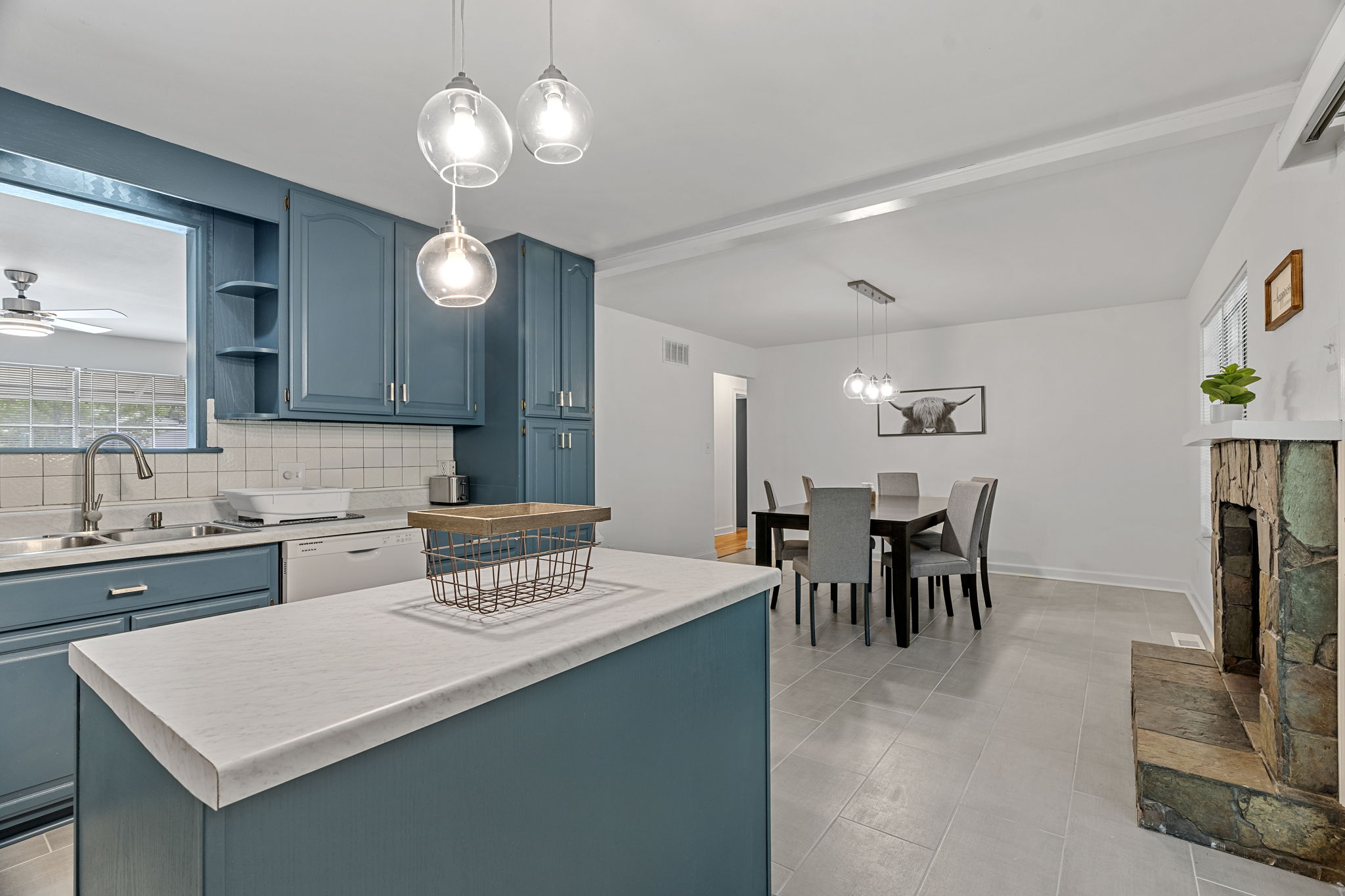 3 Bedrooms Bedrooms, ,2 BathroomsBathrooms,Woodford Rentals,For Rent,1357