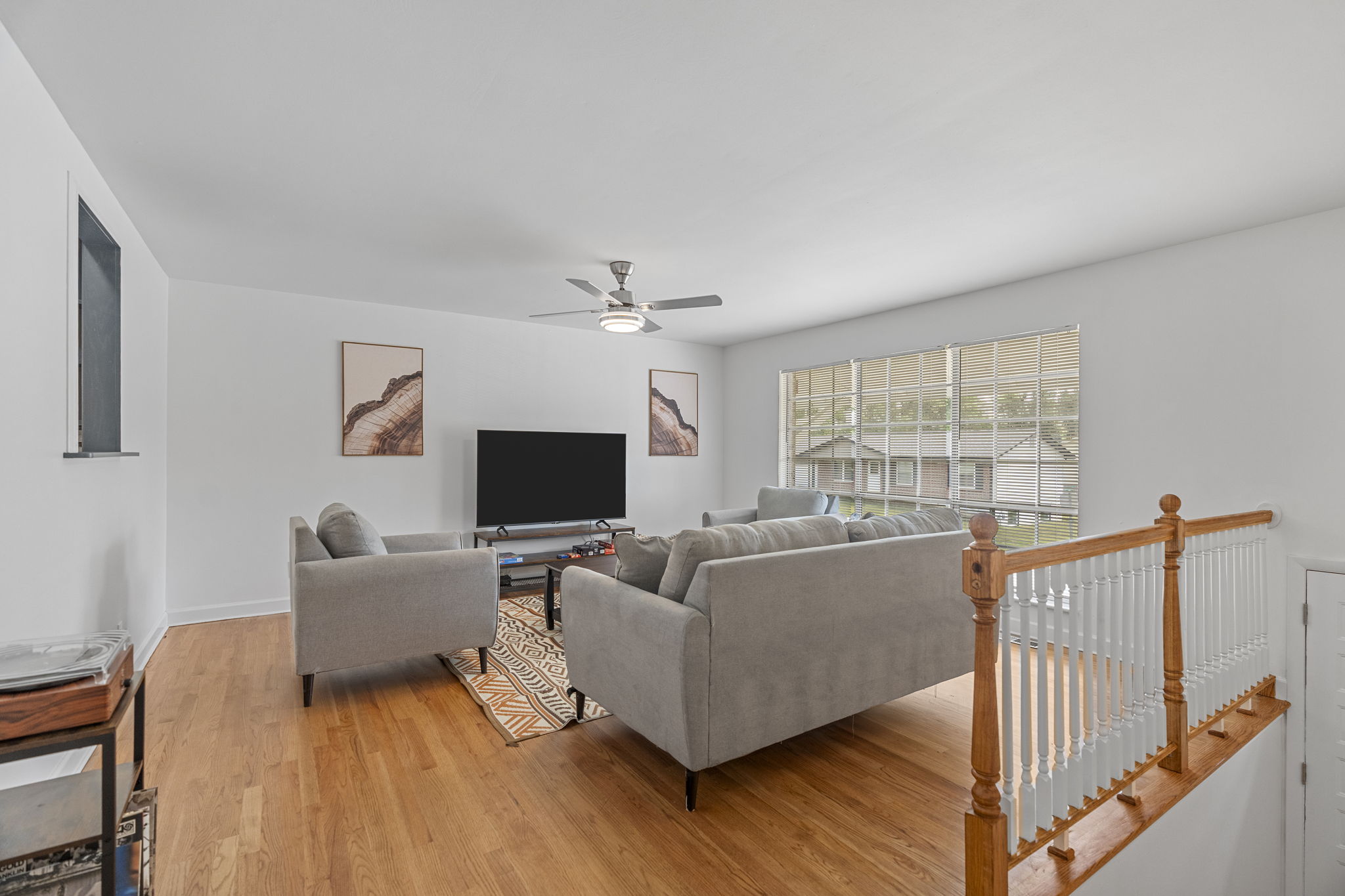 3 Bedrooms Bedrooms, ,2 BathroomsBathrooms,Woodford Rentals,For Rent,1357