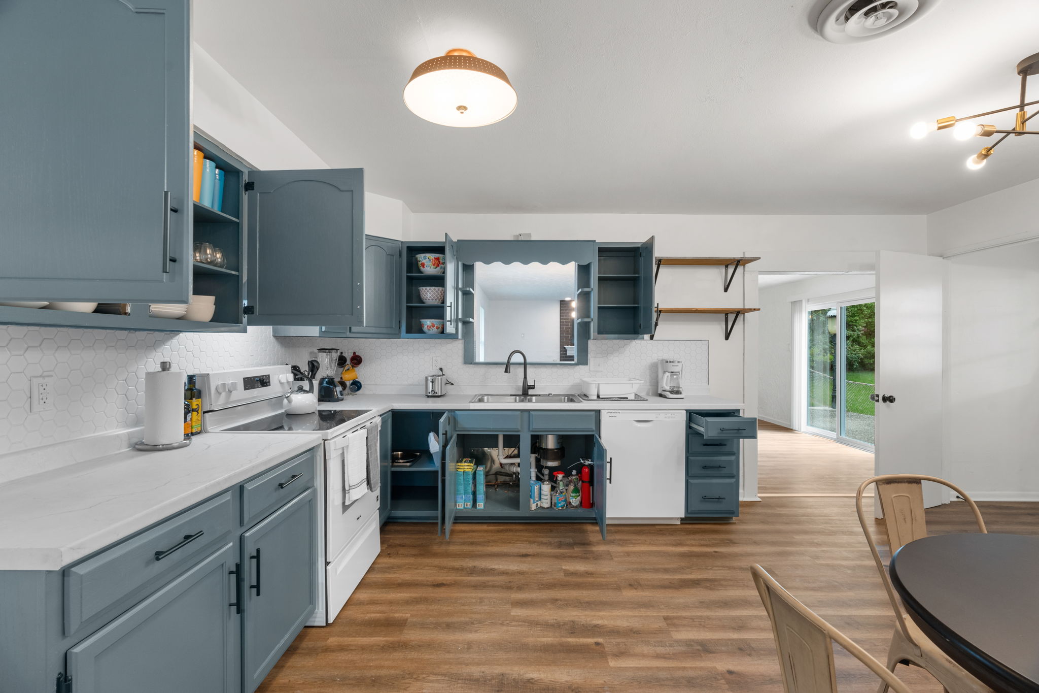4 Bedrooms Bedrooms, ,1.5 BathroomsBathrooms,Woodford Rentals,For Rent,1358