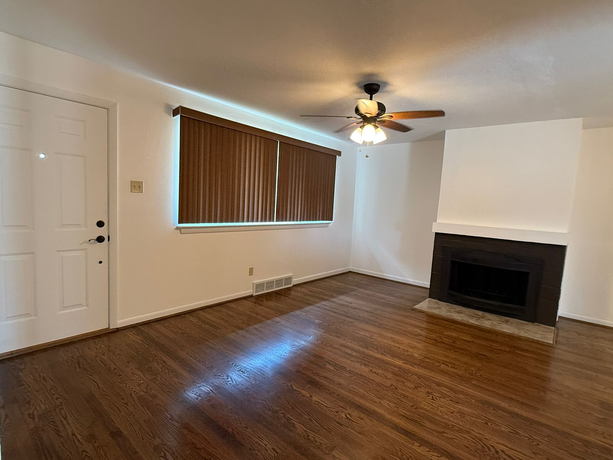 3 Bedrooms Bedrooms, ,1.5 BathroomsBathrooms,Woodford Rentals,For Rent,1360