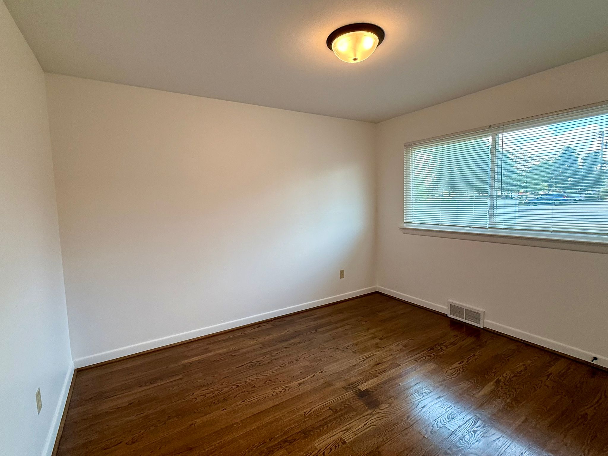3 Bedrooms Bedrooms, ,1.5 BathroomsBathrooms,Woodford Rentals,For Rent,1360