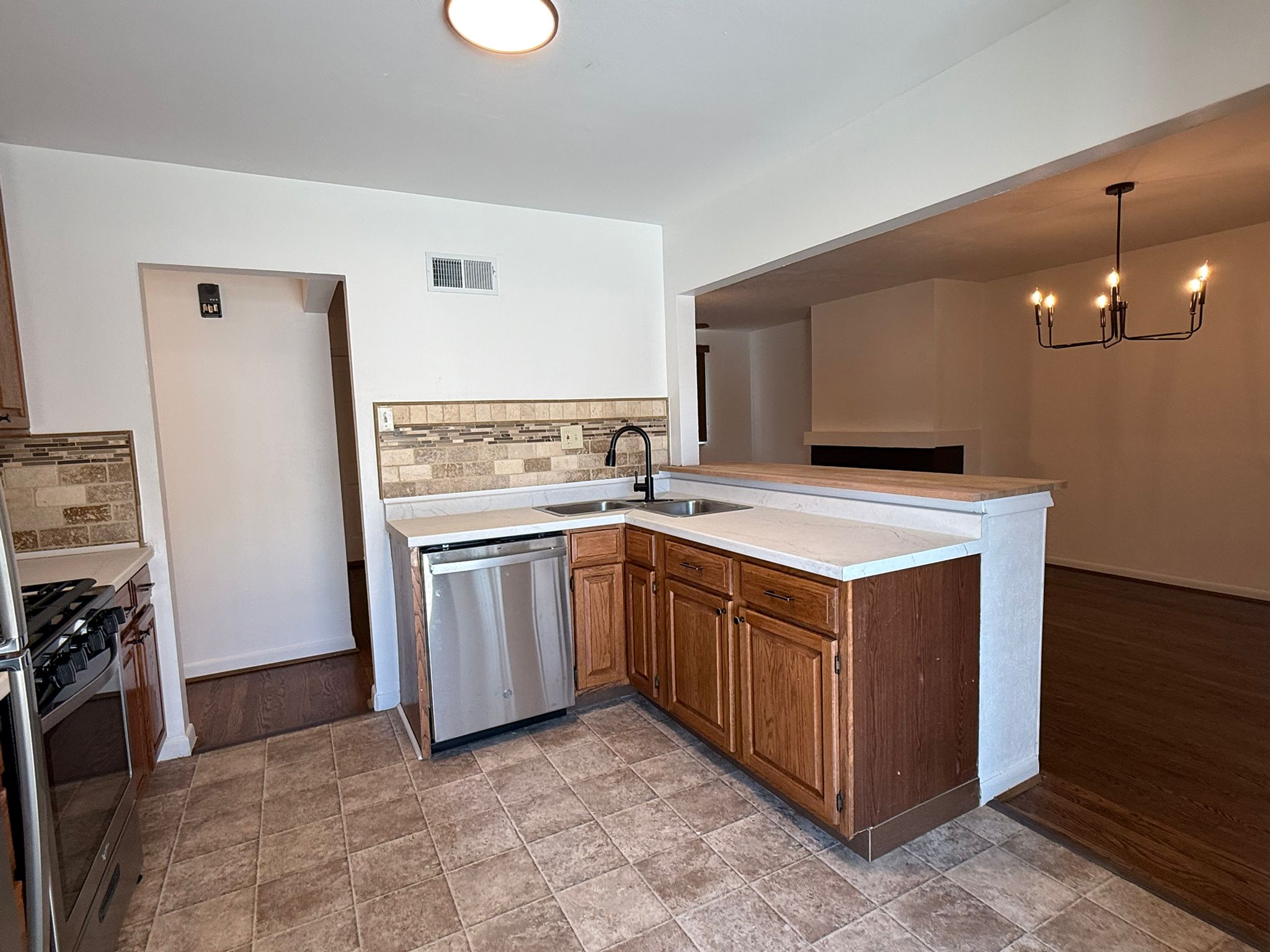 3 Bedrooms Bedrooms, ,1.5 BathroomsBathrooms,Woodford Rentals,For Rent,1360