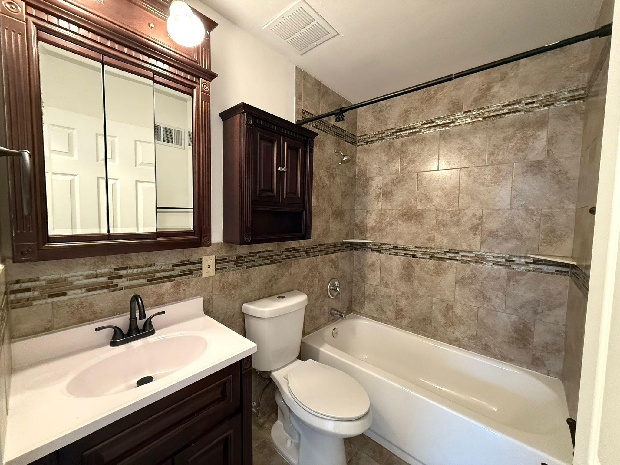 3 Bedrooms Bedrooms, ,1.5 BathroomsBathrooms,Woodford Rentals,For Rent,1360